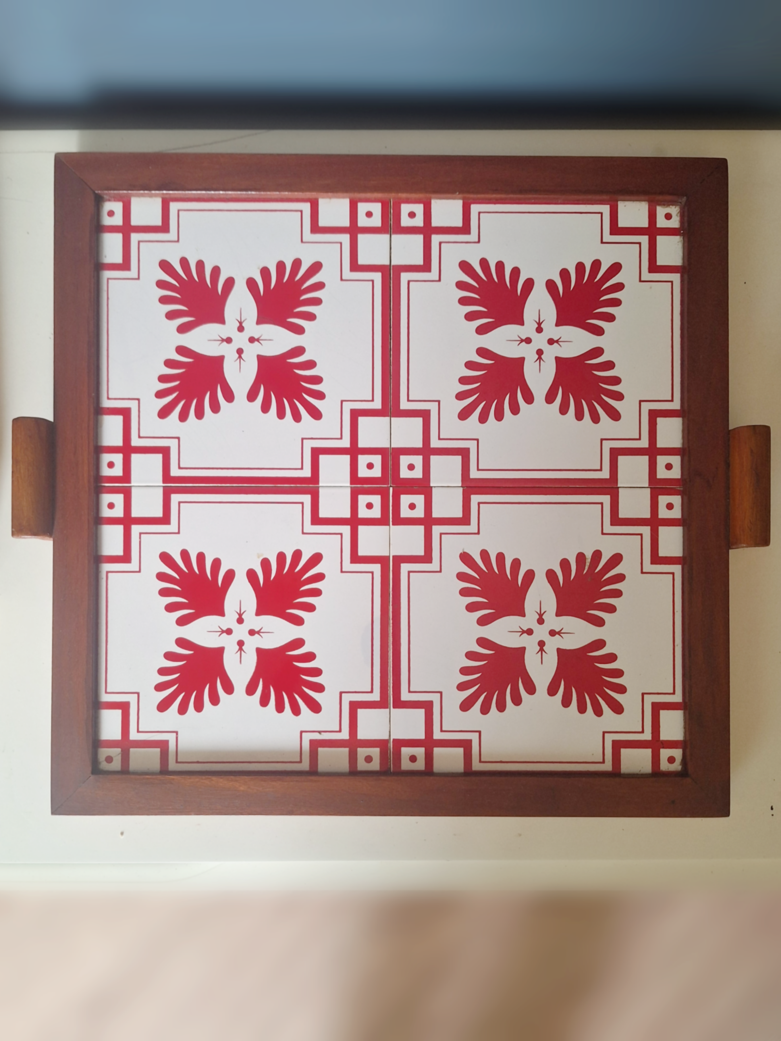 Bandeja em Madeira com azulejos antigos com detalhes vermelhos