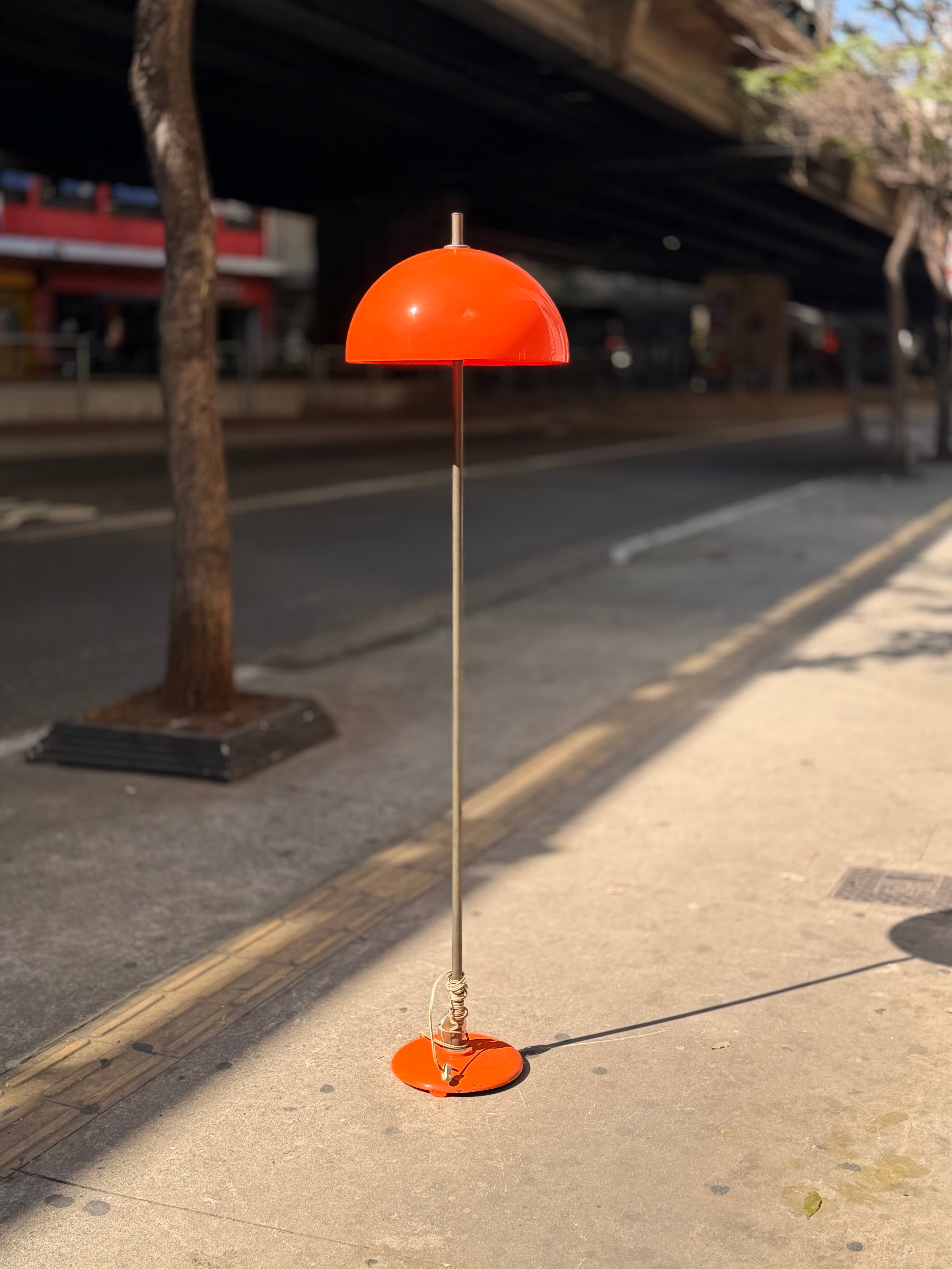 Luminária de chão laranja estilo Cogumelo - anos 70