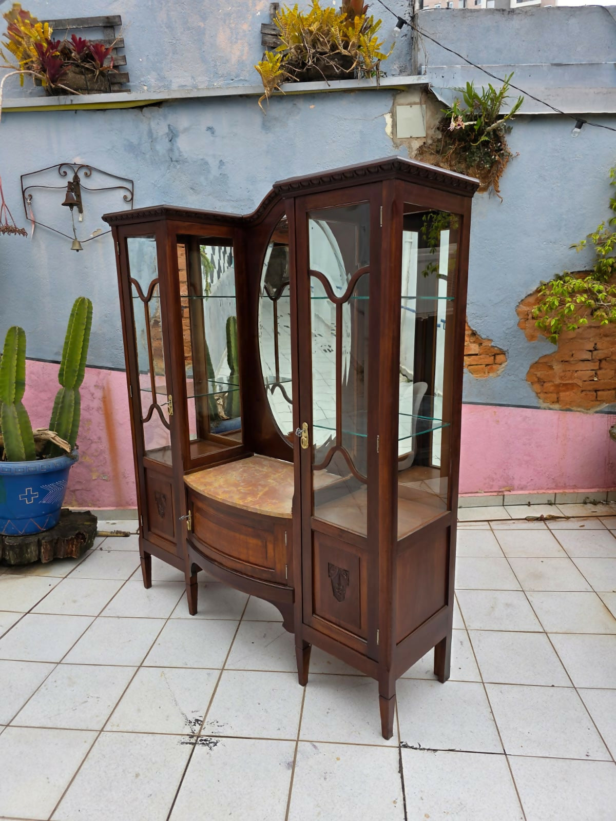 Cristaleira Art Noveau em madeira nobre, espelho bisotê e mármore