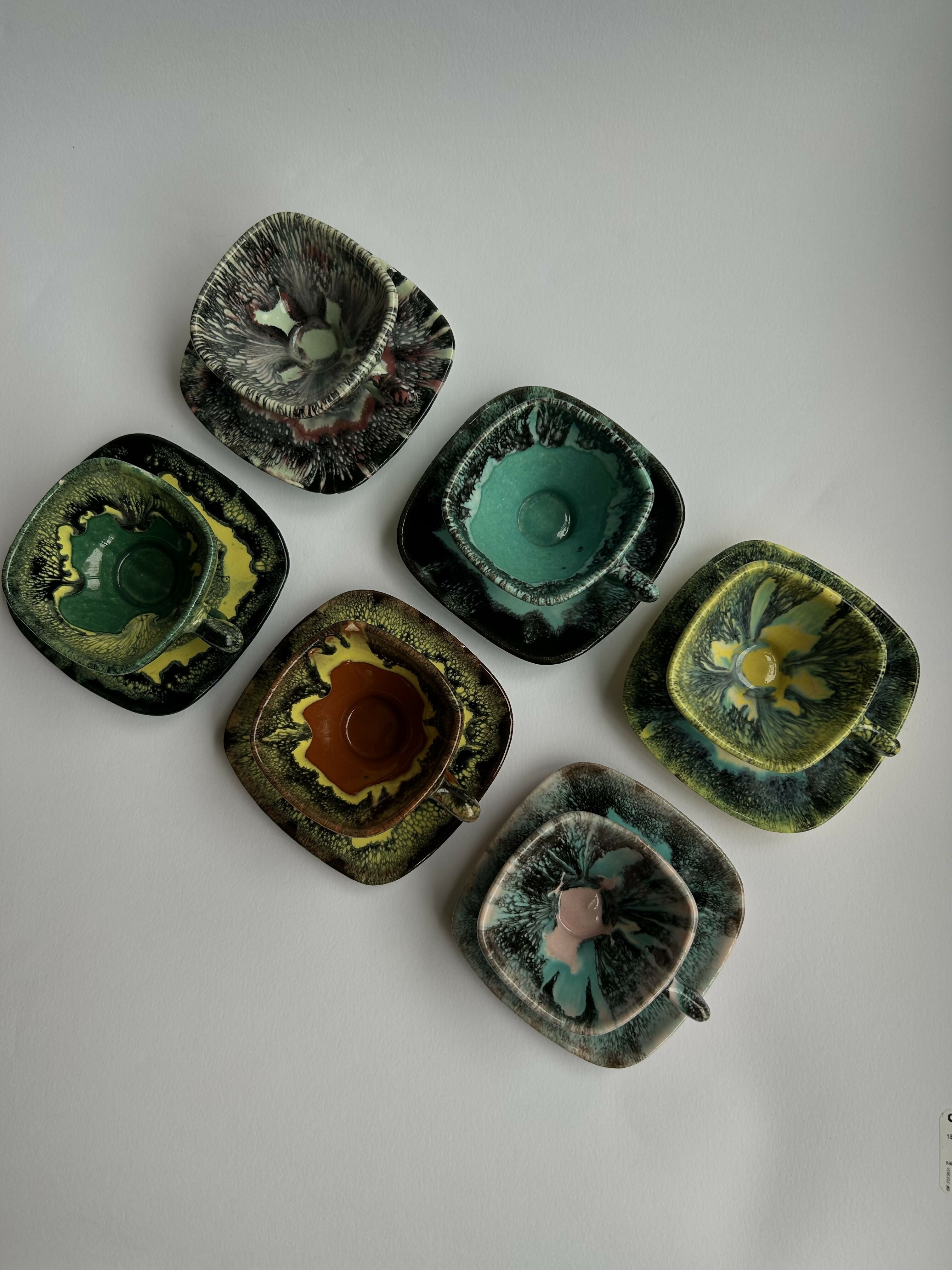 Conjunto com seis xícaras de café e pires