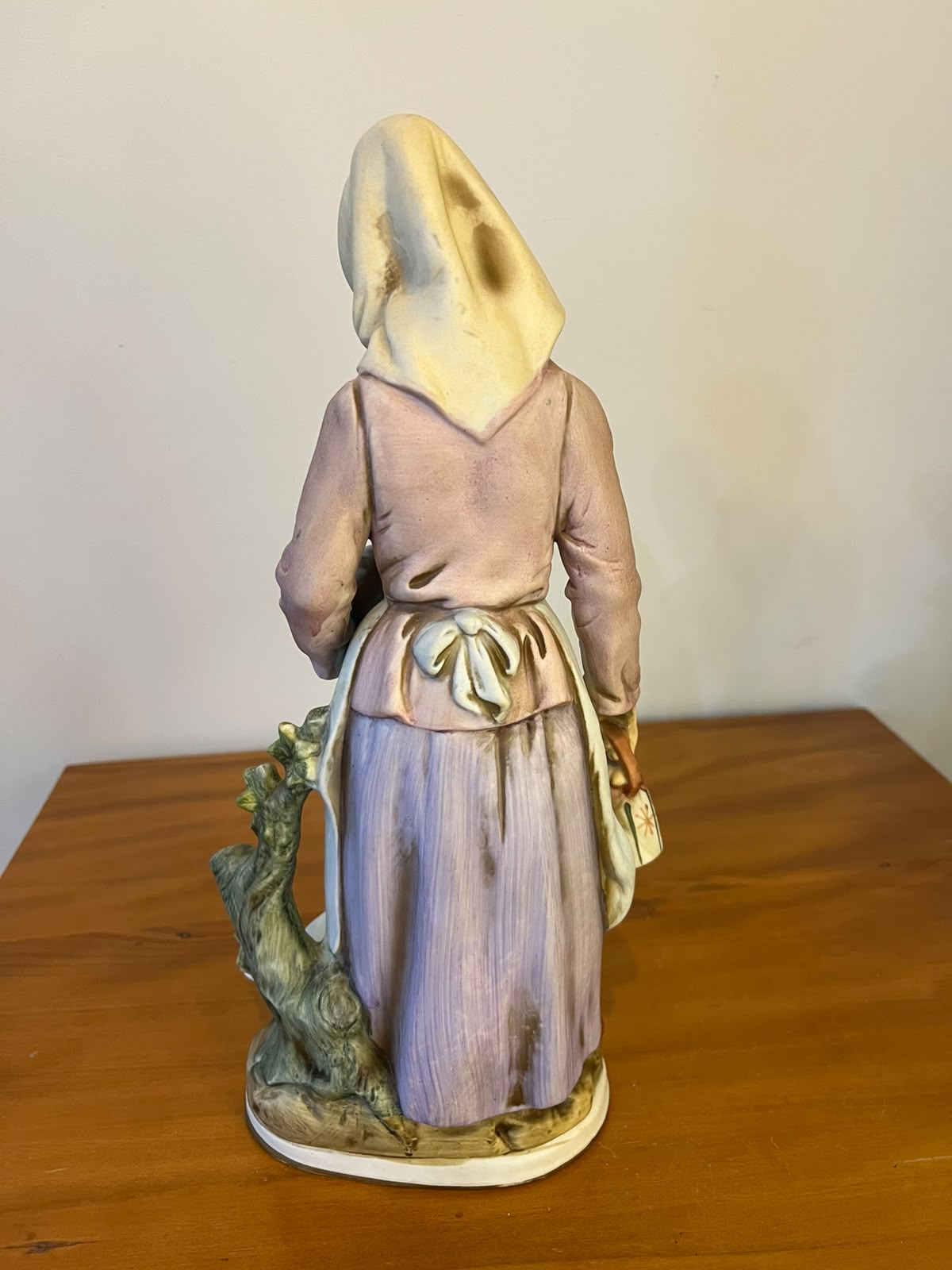 Escultura decorativa em porcelana – senhora camponesa com ganso – 35 cm