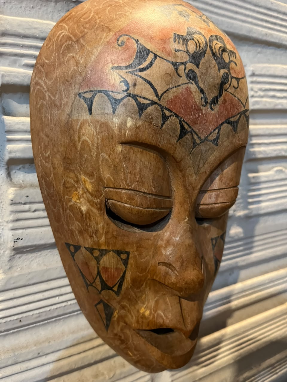 Máscara decorativa entalhada em madeira com pintura artesanal — 27 × 16 cm