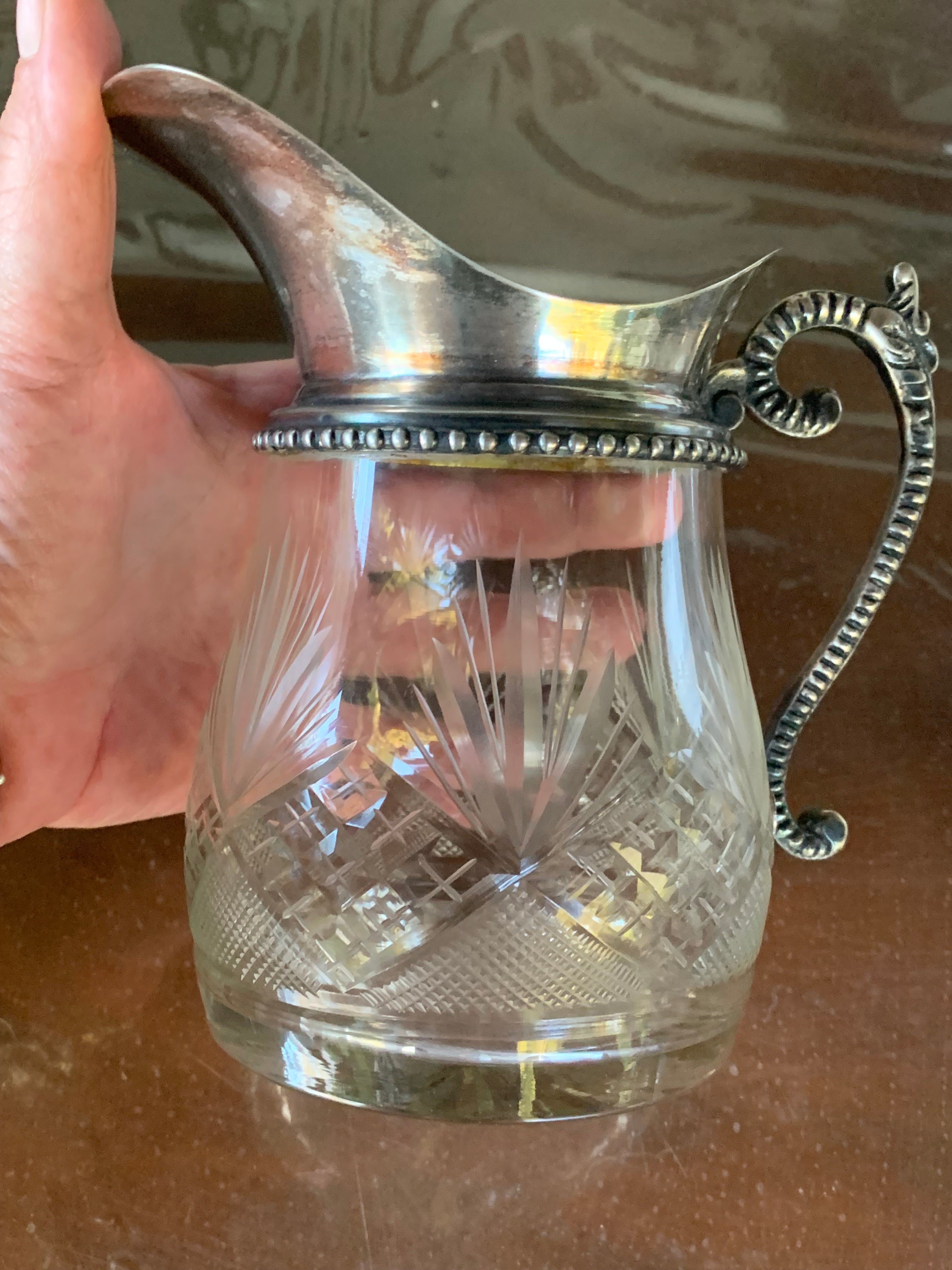 Antiga jarrinha em cristal ricamente lapidada e com detalhes em prata