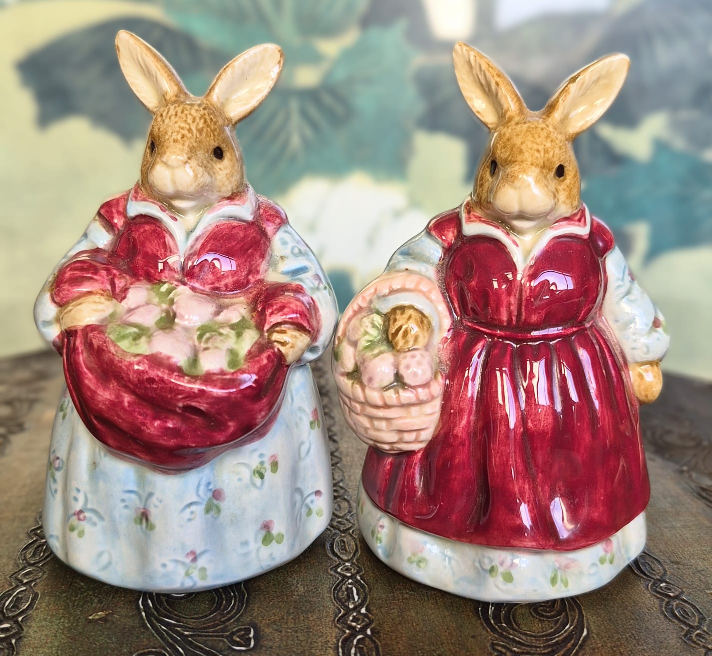 Conjunto de saleiro e pimenteiro em porcelana vintage japonesa Otagiri, em formato de coelhinhos. Perfeitos!
