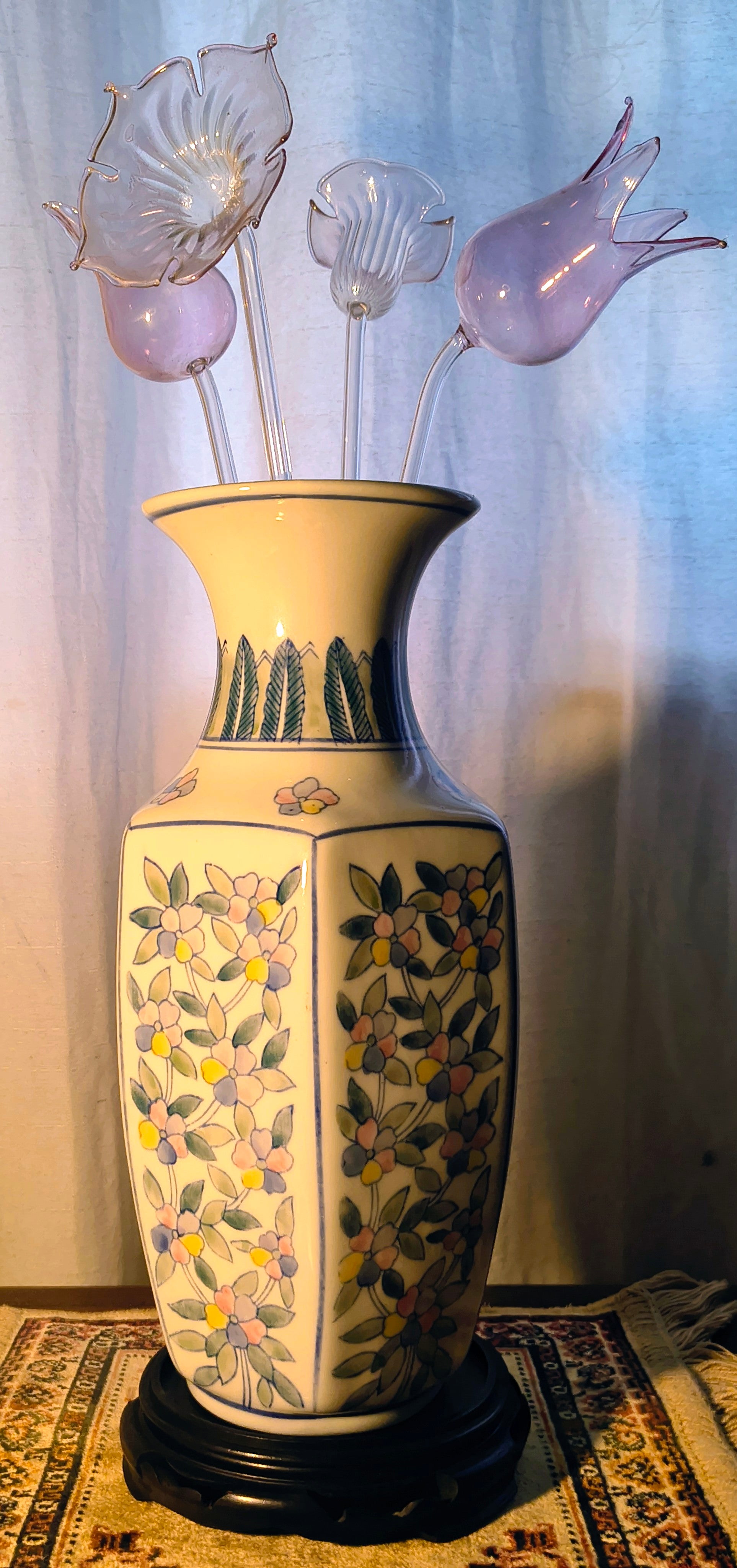 Vaso oriental pintado à mão com delicadas Flores de vidro