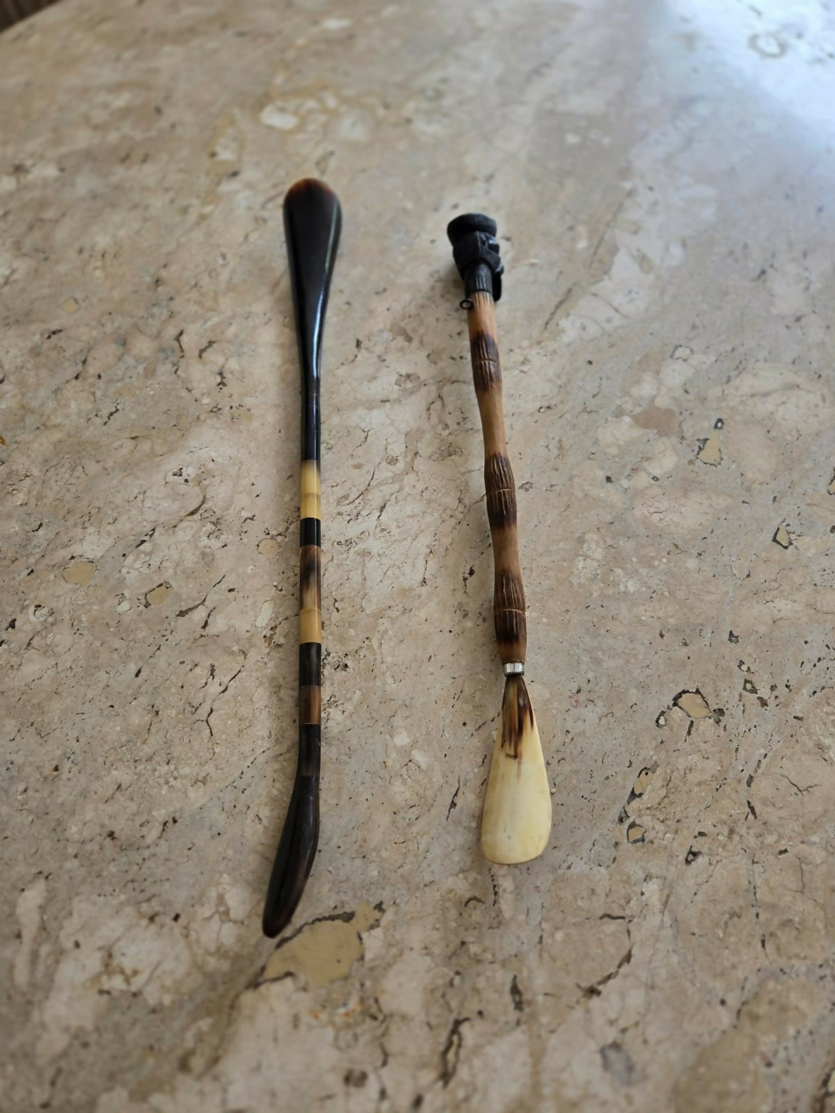 Par de calçadeiras antigas em chifre e madeira – c. 1930