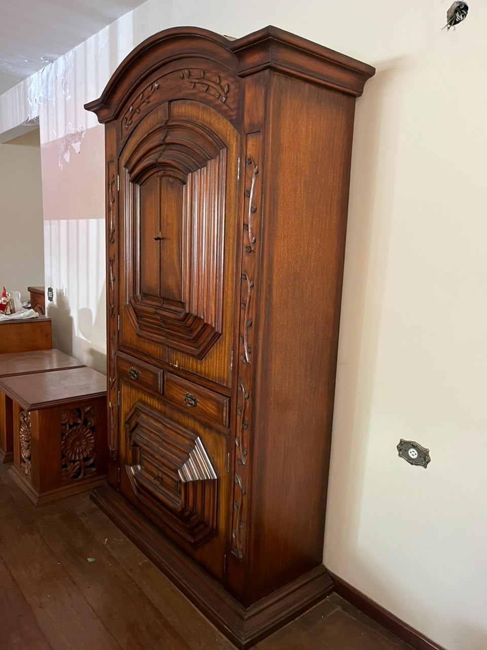 Armário Cristaleira Bar em madeira maciça adornada e interior vermelho 