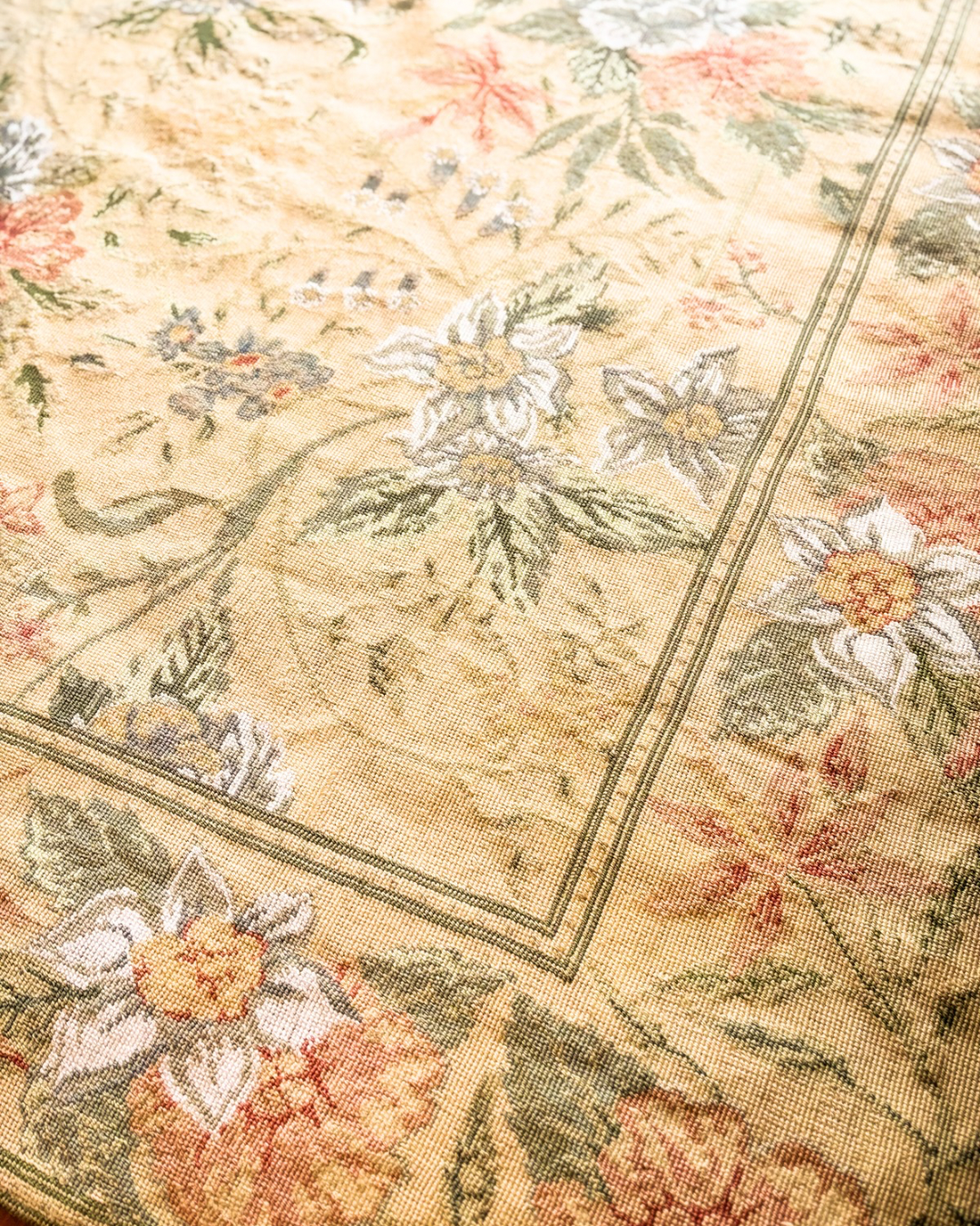 Tapete Bordado Ateliê Maria Claudia com motivos floral