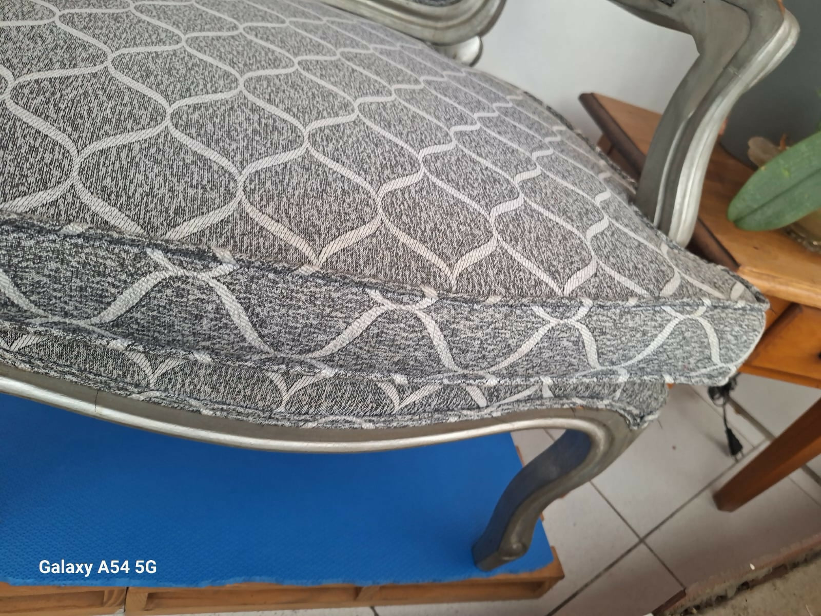 Poltrona com estofado estampado