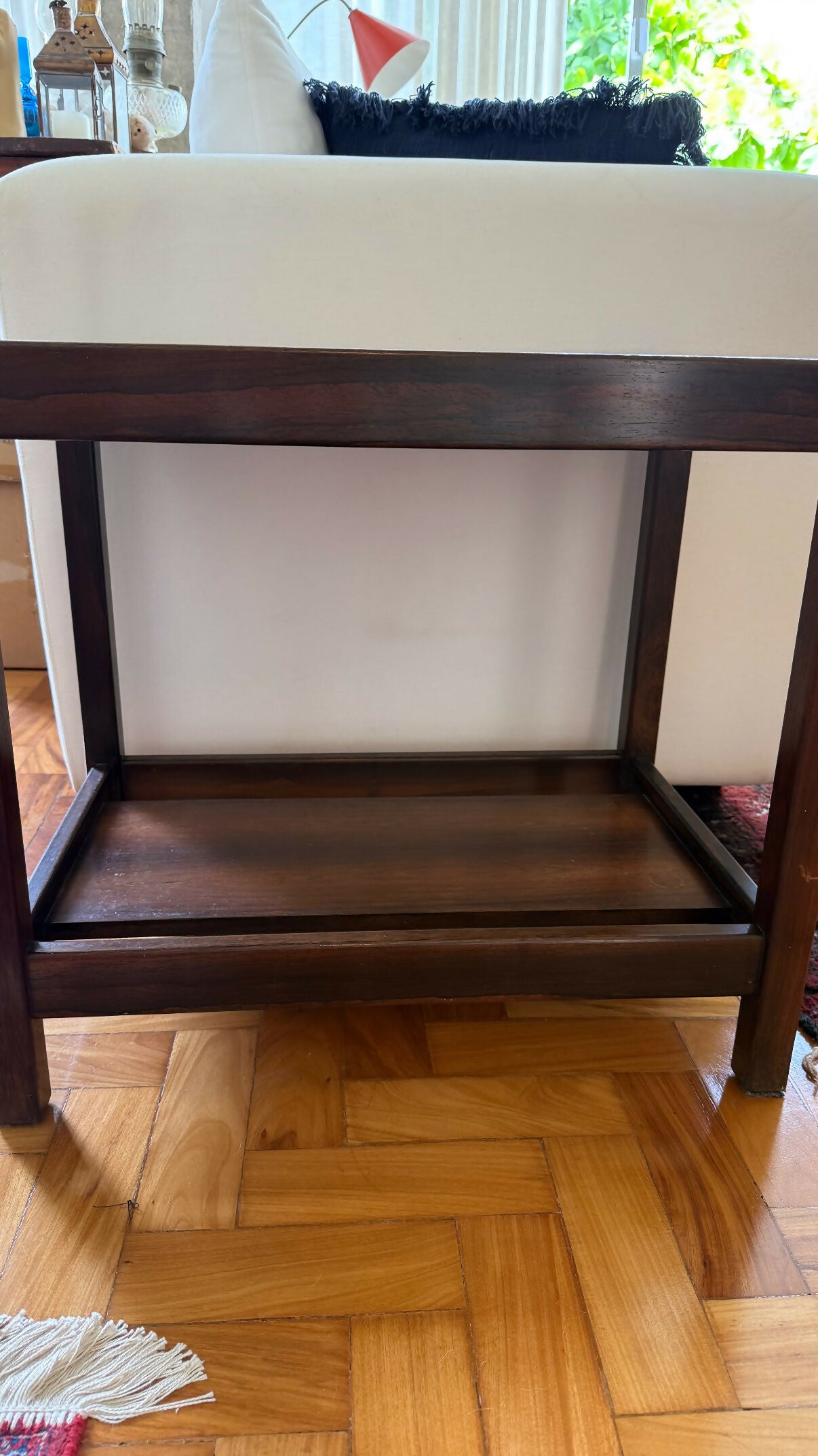 Mesa de canto em Jacarandá Maciço