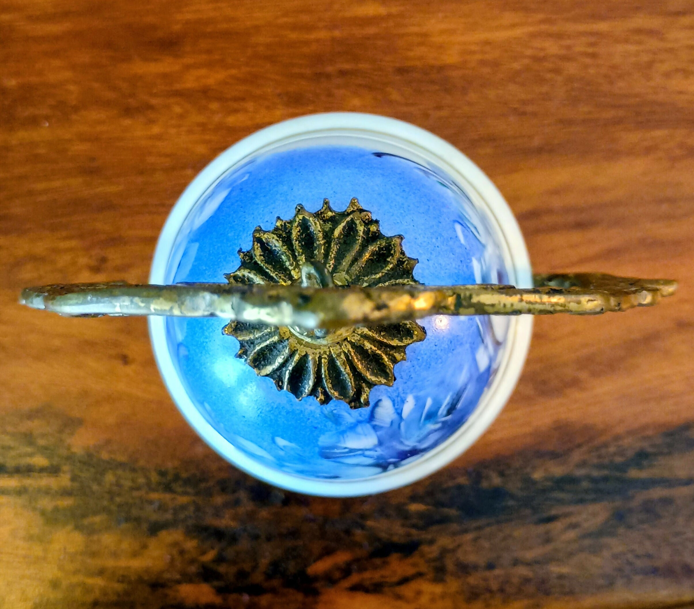 SINO DE MESA EM BRONZE E PORCELANA FLORAL