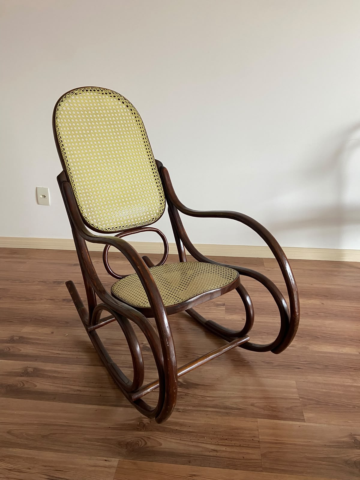 Cadeira Thonet de Balanço em madeira escura e Palhinha