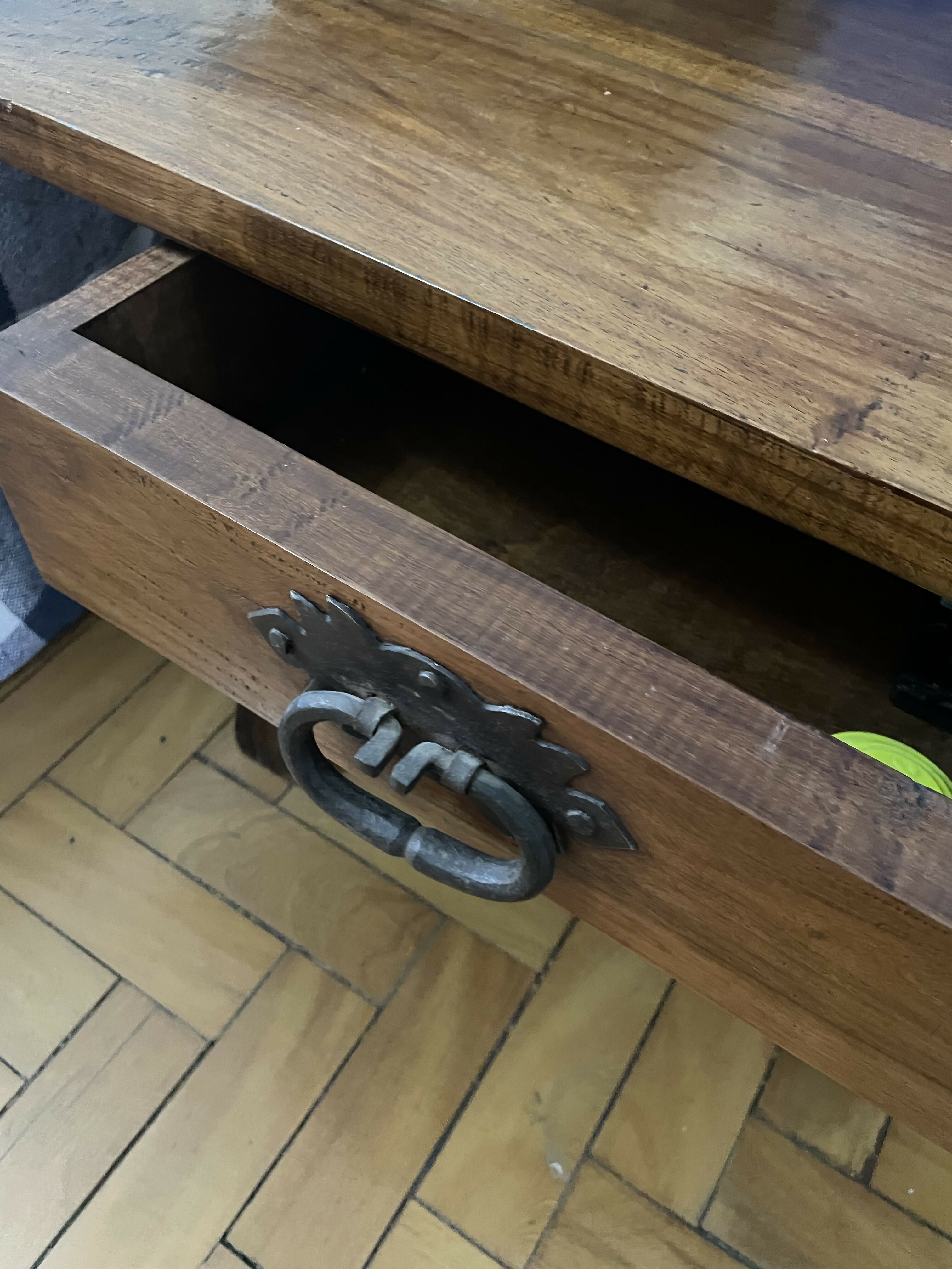 Mesa de centro rústica com duas gavetas