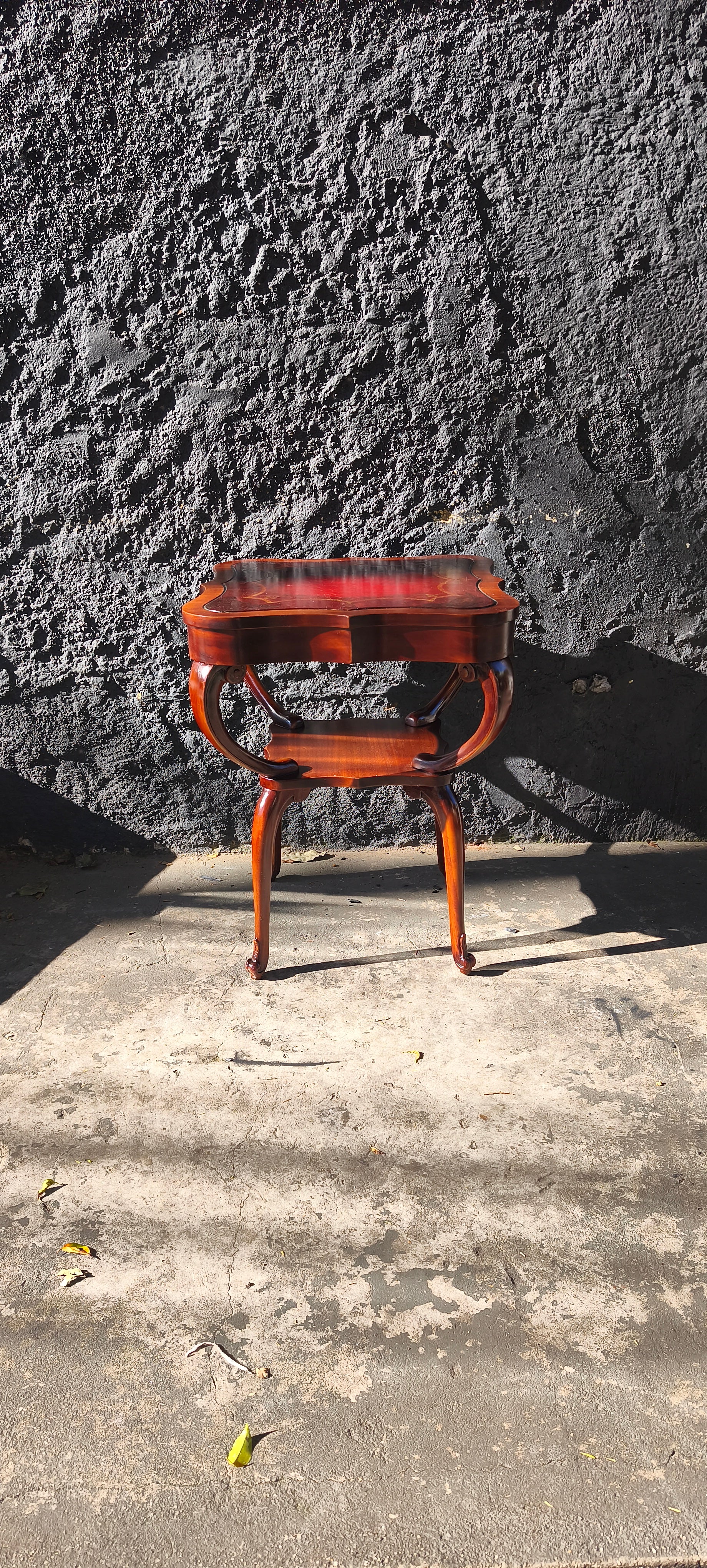 Mesa auxiliar quadrada com tampo em couro vermelho com detalhes florais e pernas torneadas