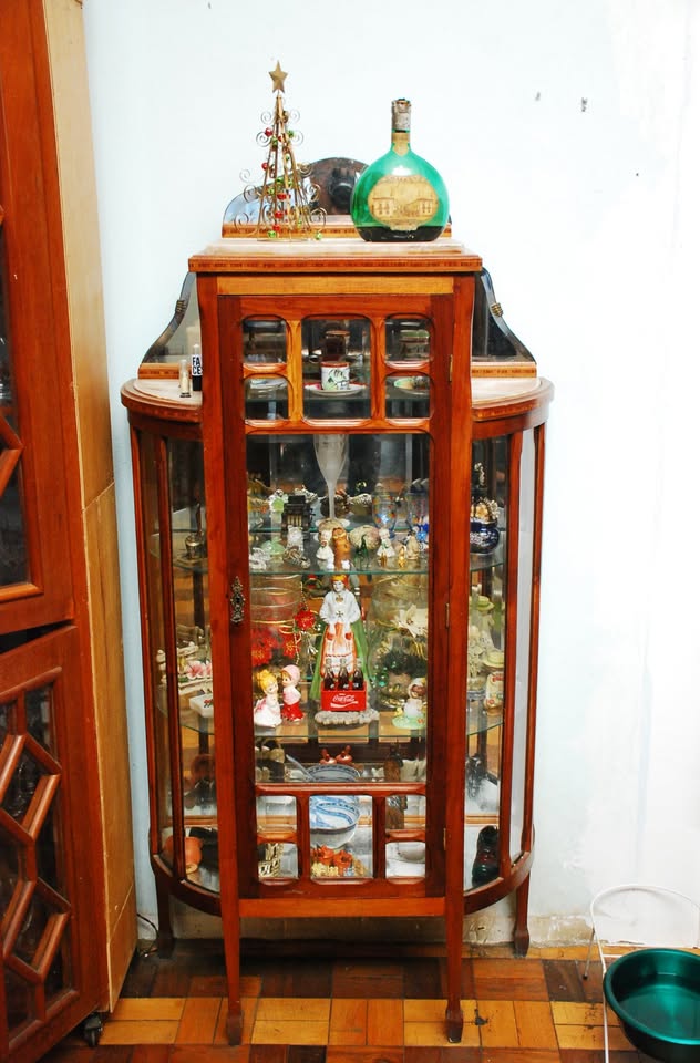 Cristaleira anos 50 com vidro bisotado e espelho interno 1,40 x 0,80