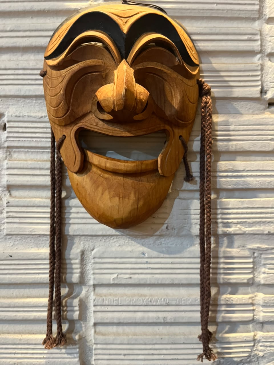 Máscara decorativa em madeira entalhada — 25 × 17 cm