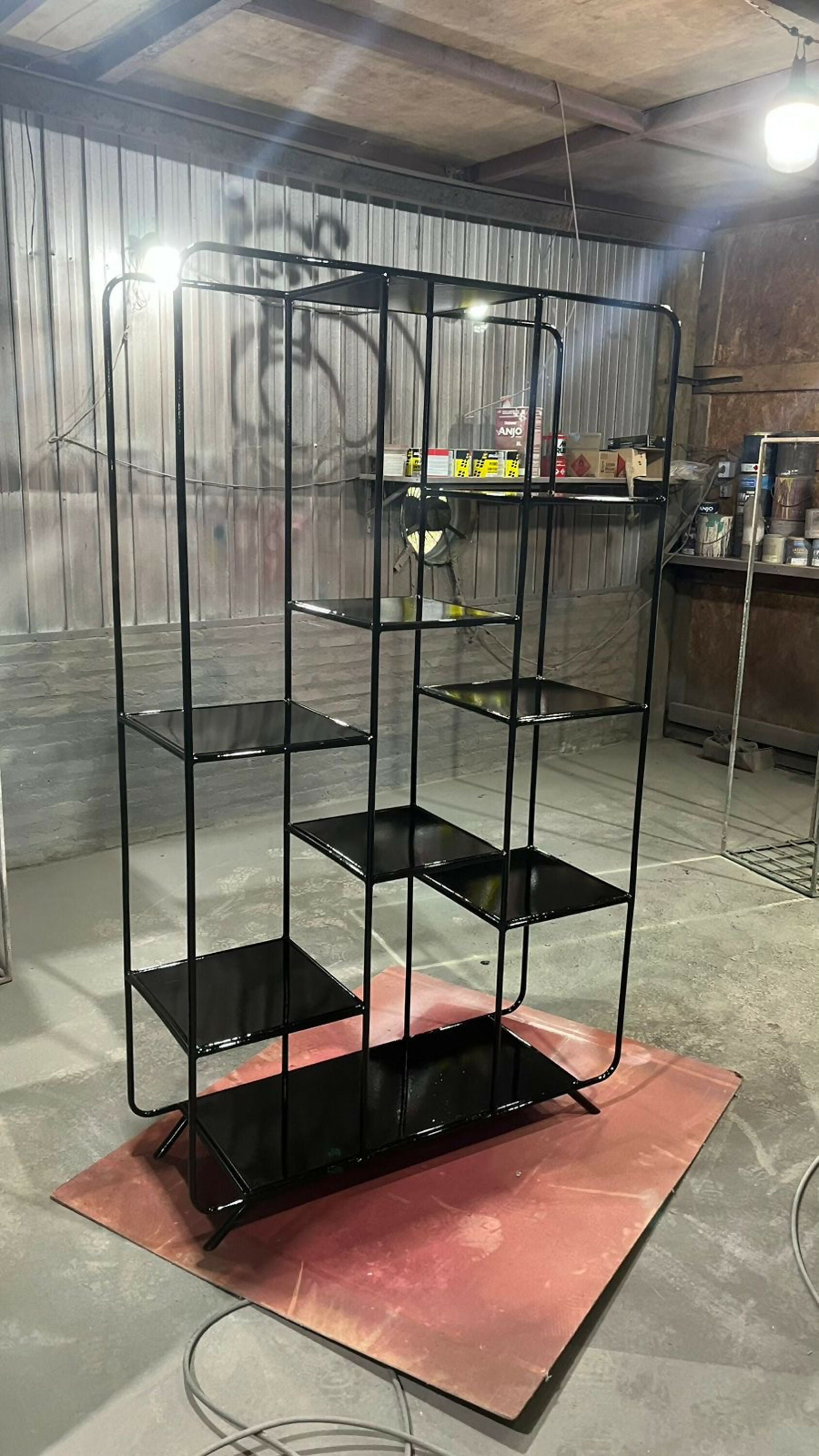 Estante em metal preto