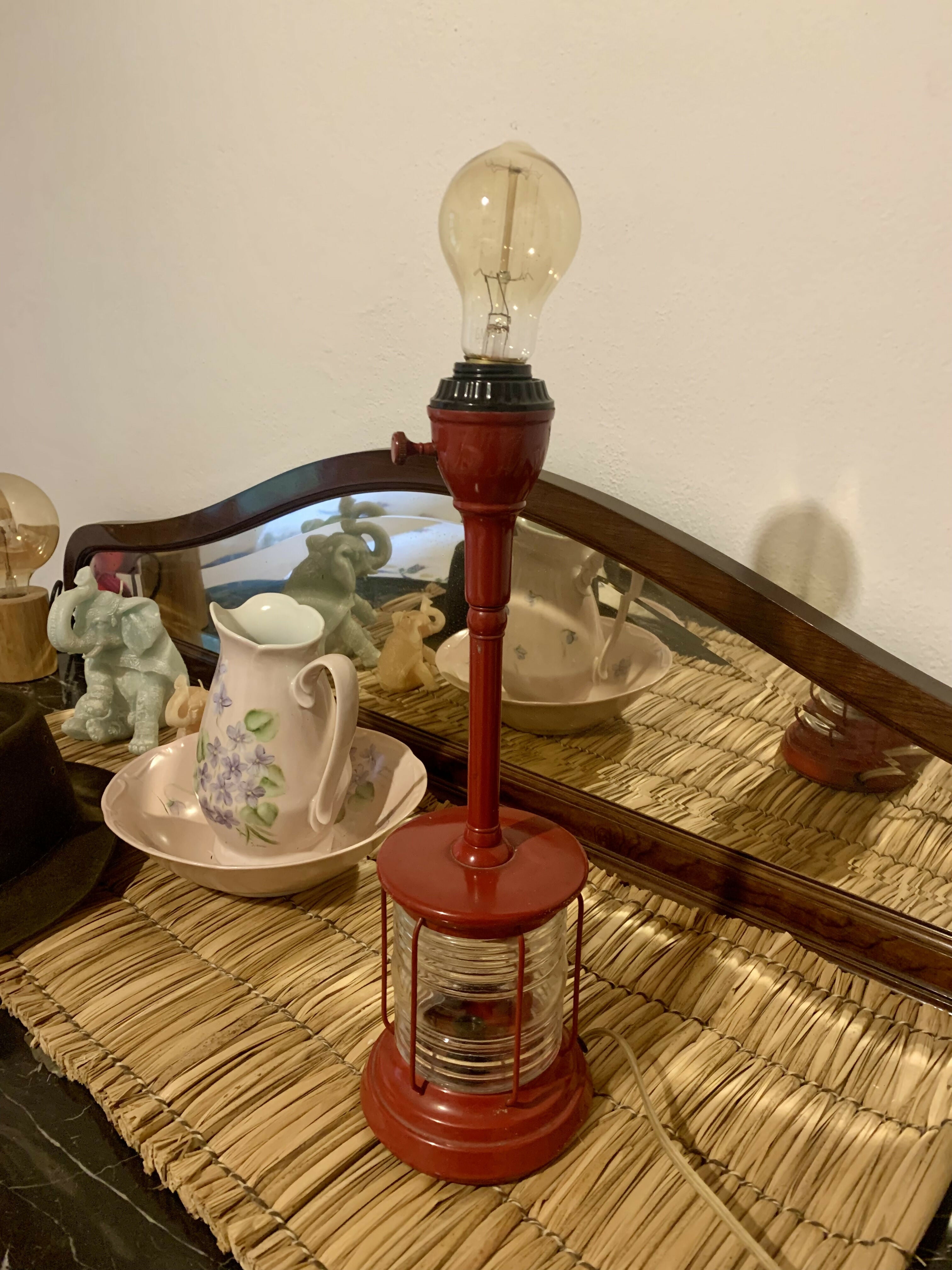 Abajur antigo com farol de barco