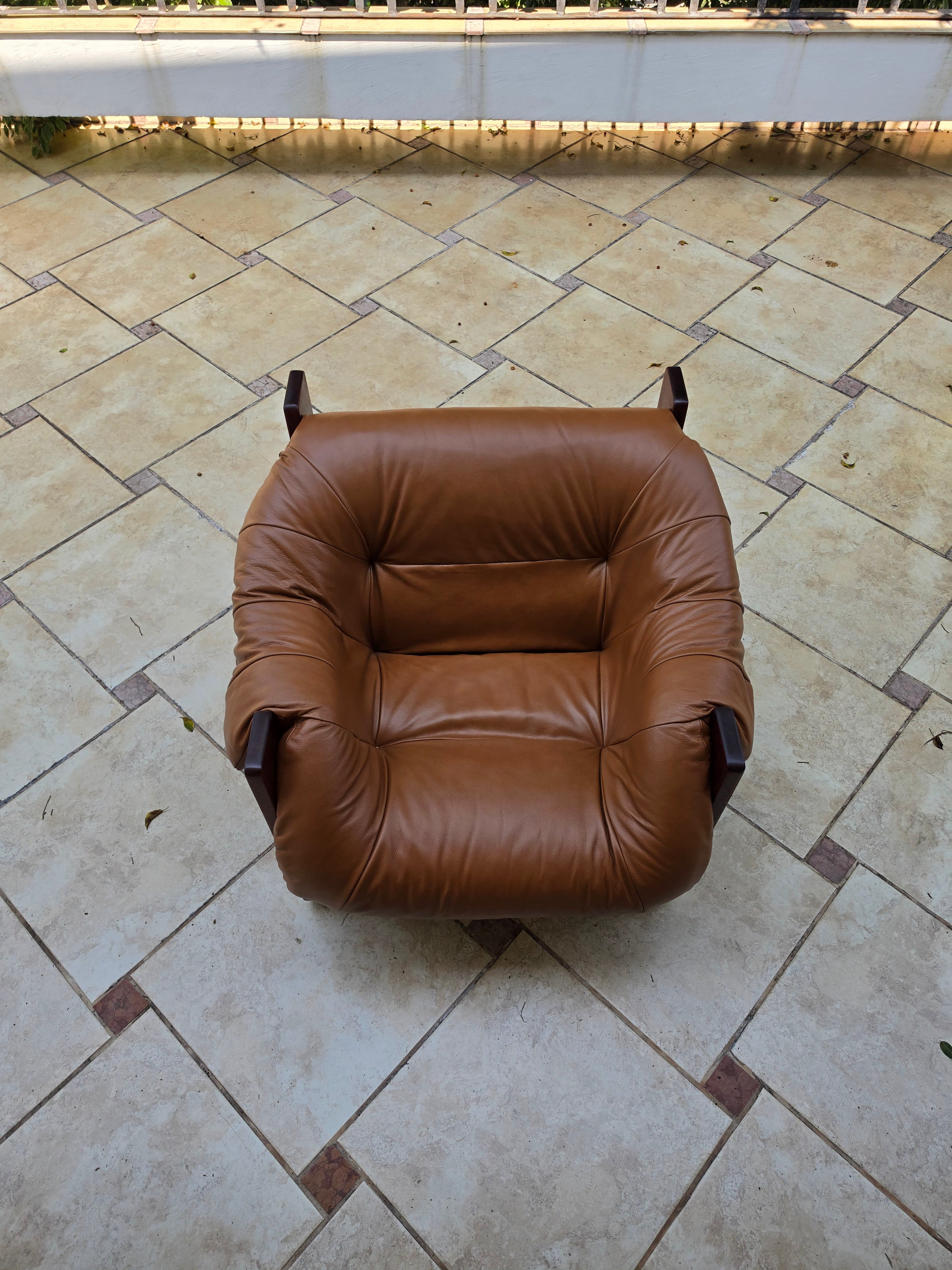 Poltrona MP 97 em couro marrom restaurada - Percival Lafer 