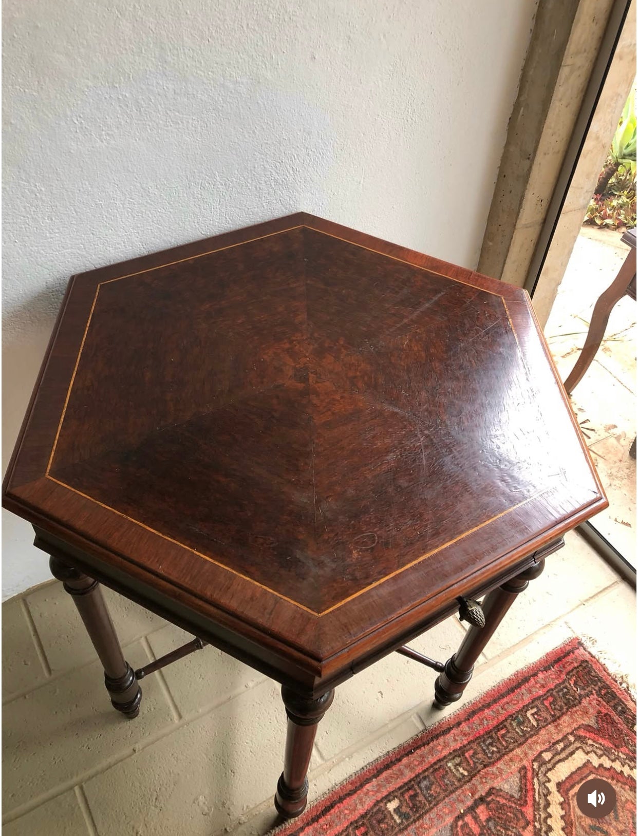 Mesa lateral antiga de formato hexagonal em madeira nobre no estilo inglês