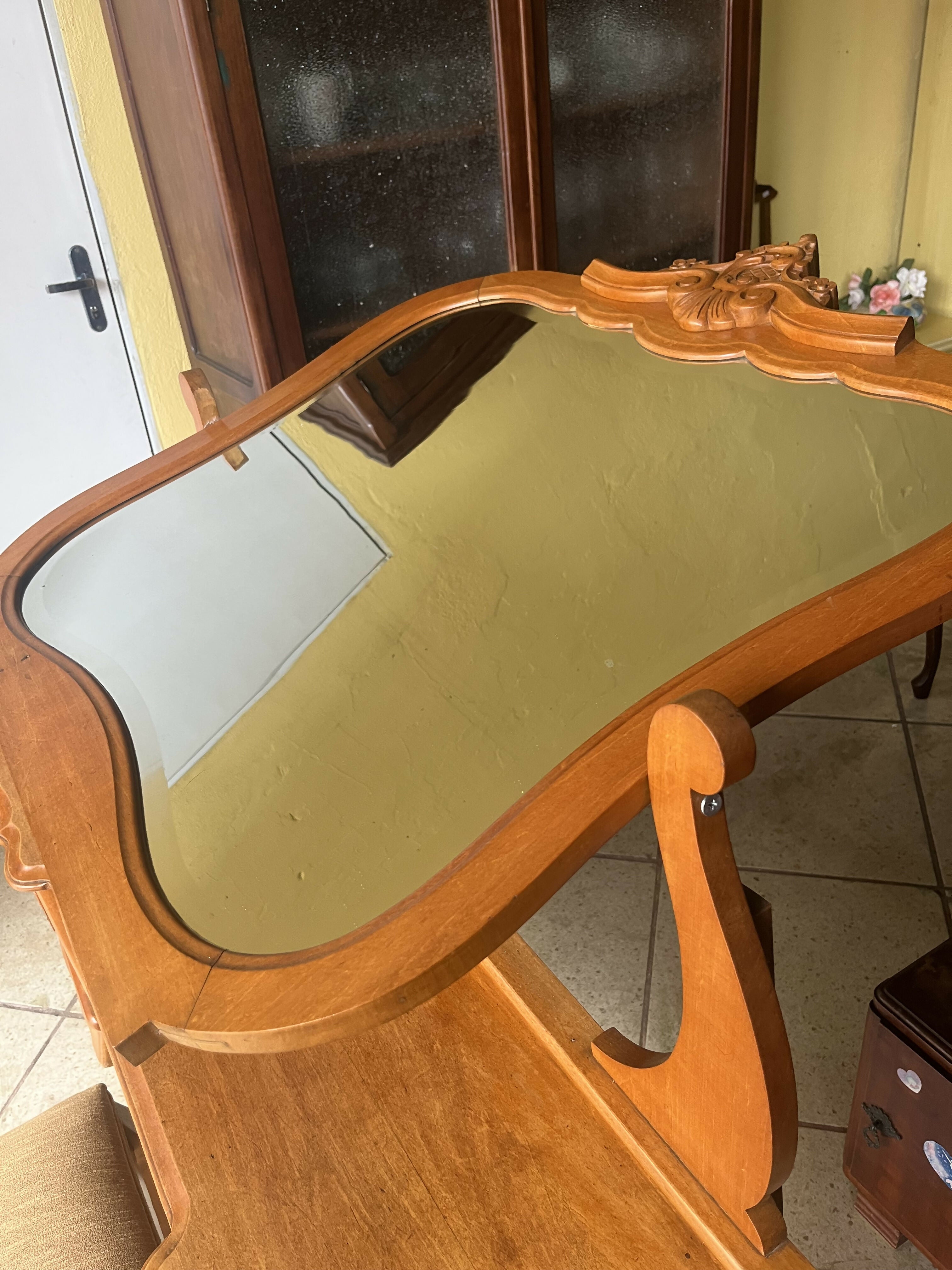 LINDA PENTEADEIRA COM BANQUETA ANTIGA