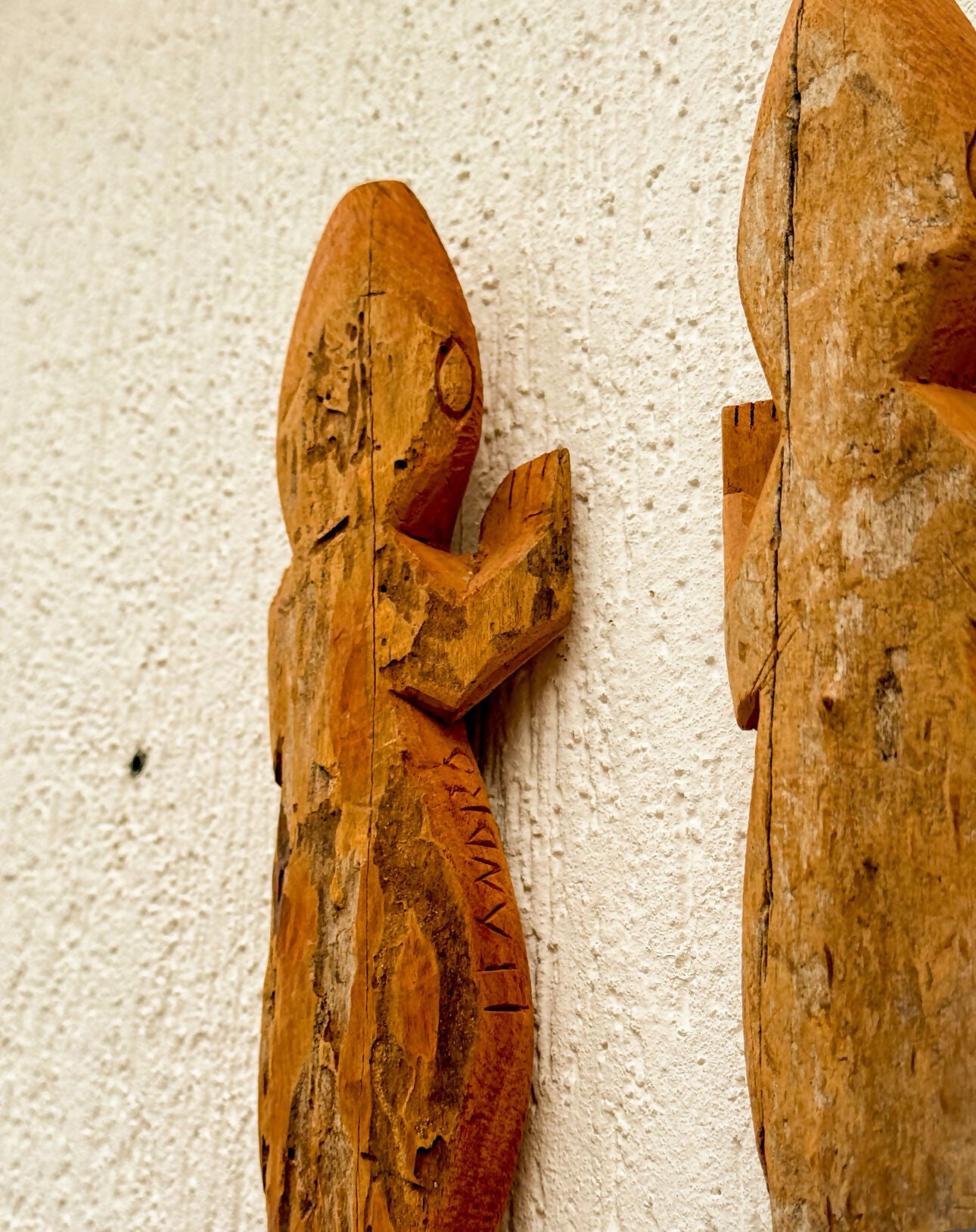 Trio de lagartos artesanais em madeira maciça