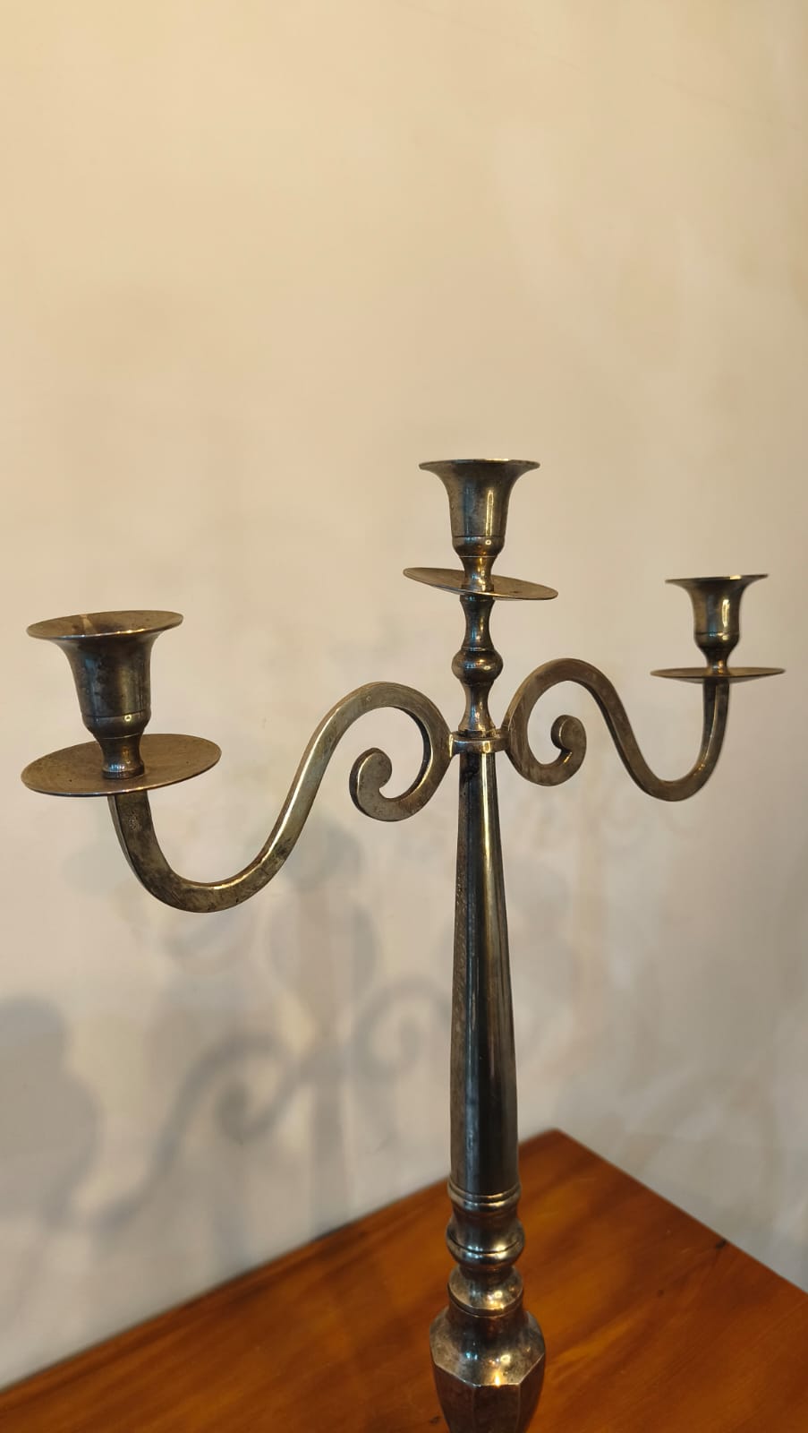 Candelabro de Mesa em Metal Prateado para 3 Velas – 55,5 cm