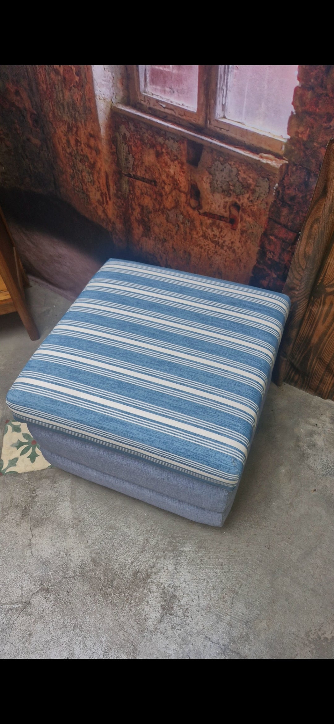 Puff ou Banco de apoio quadrado com tecido listrado azul e branco
