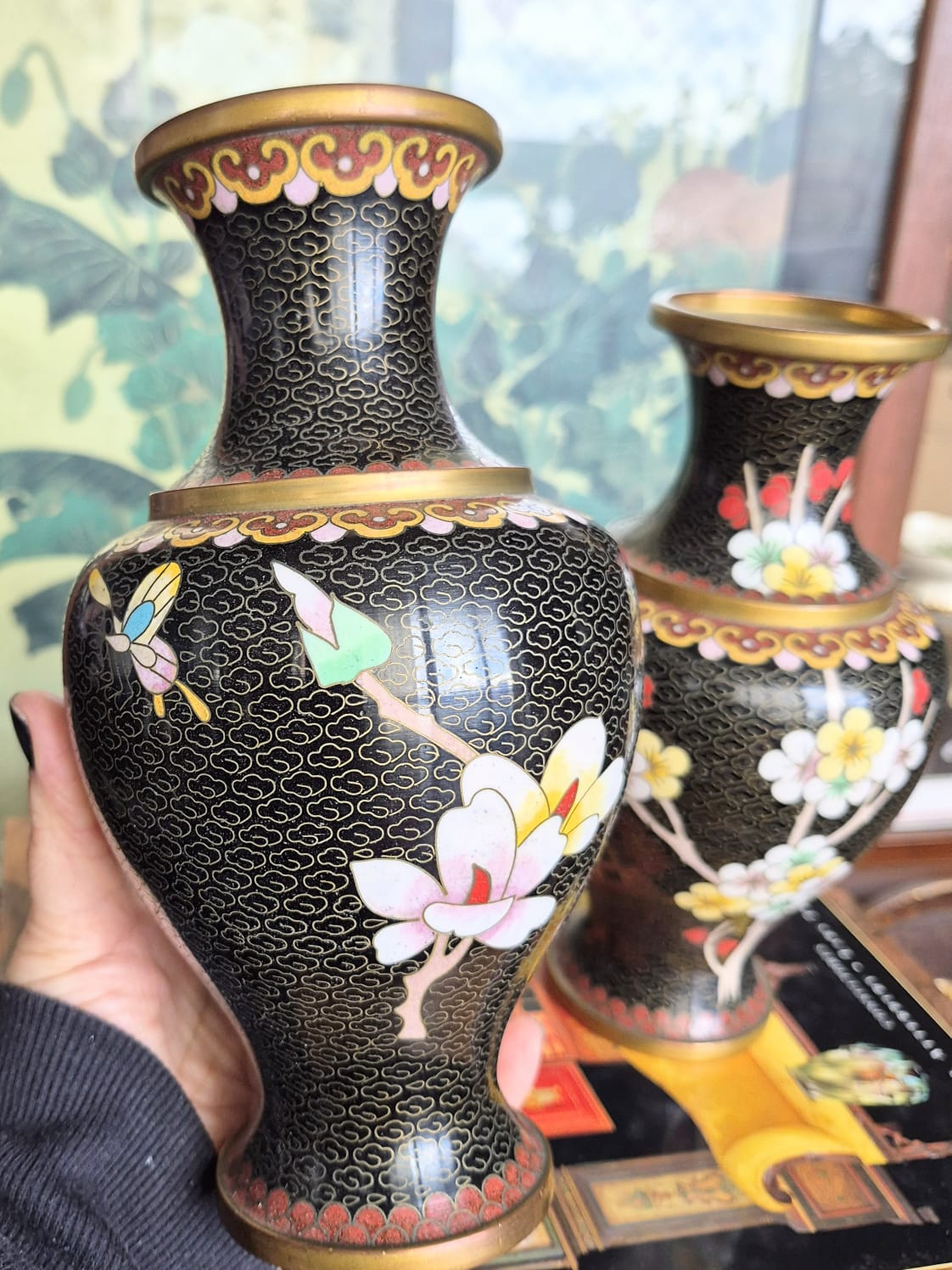 Par de vasos em cloisonné maravilhosos,  formato balaústre com decoração floral lindíssima e rara.