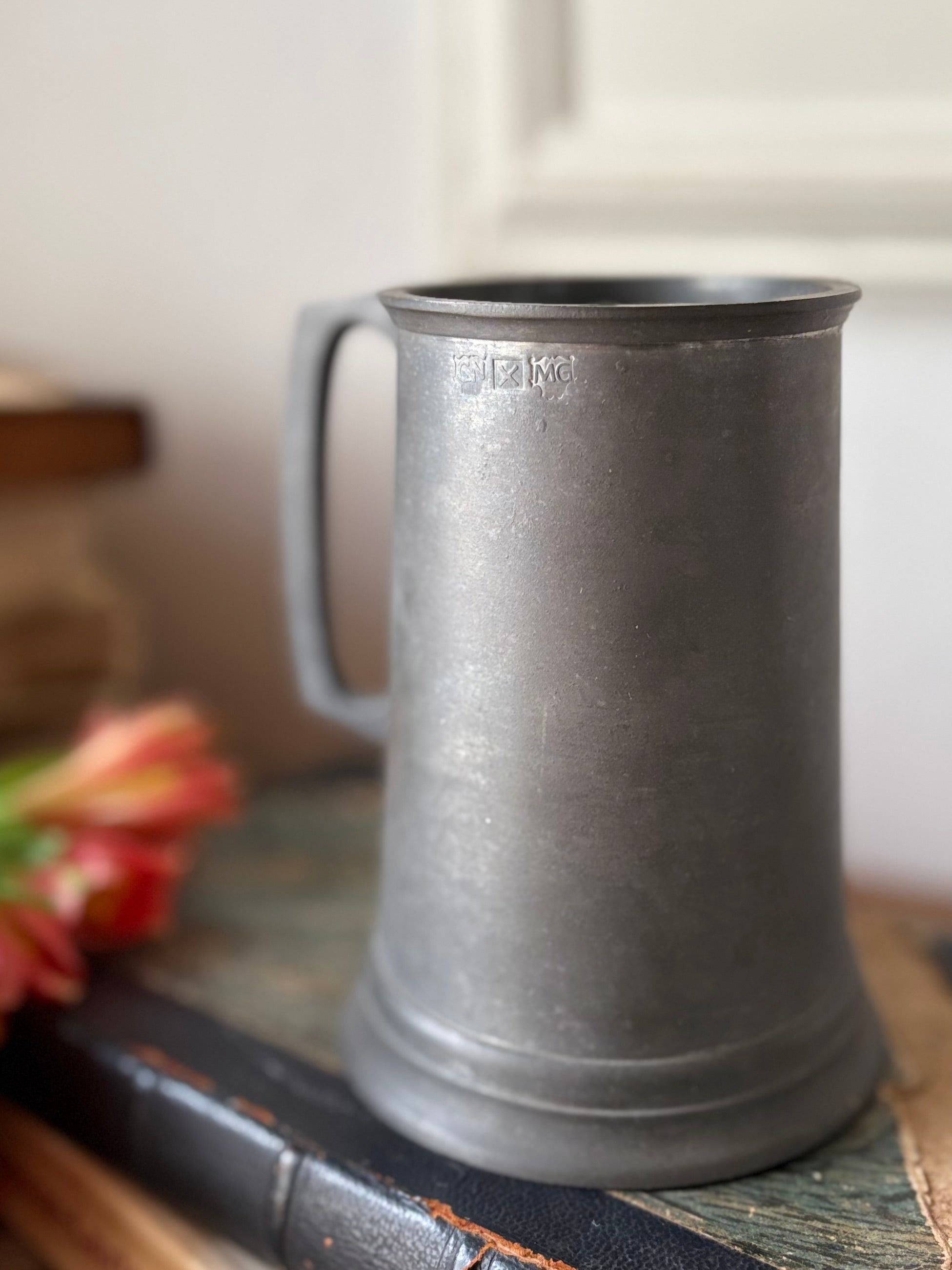 Caneca / Vaso em estanho decorativa