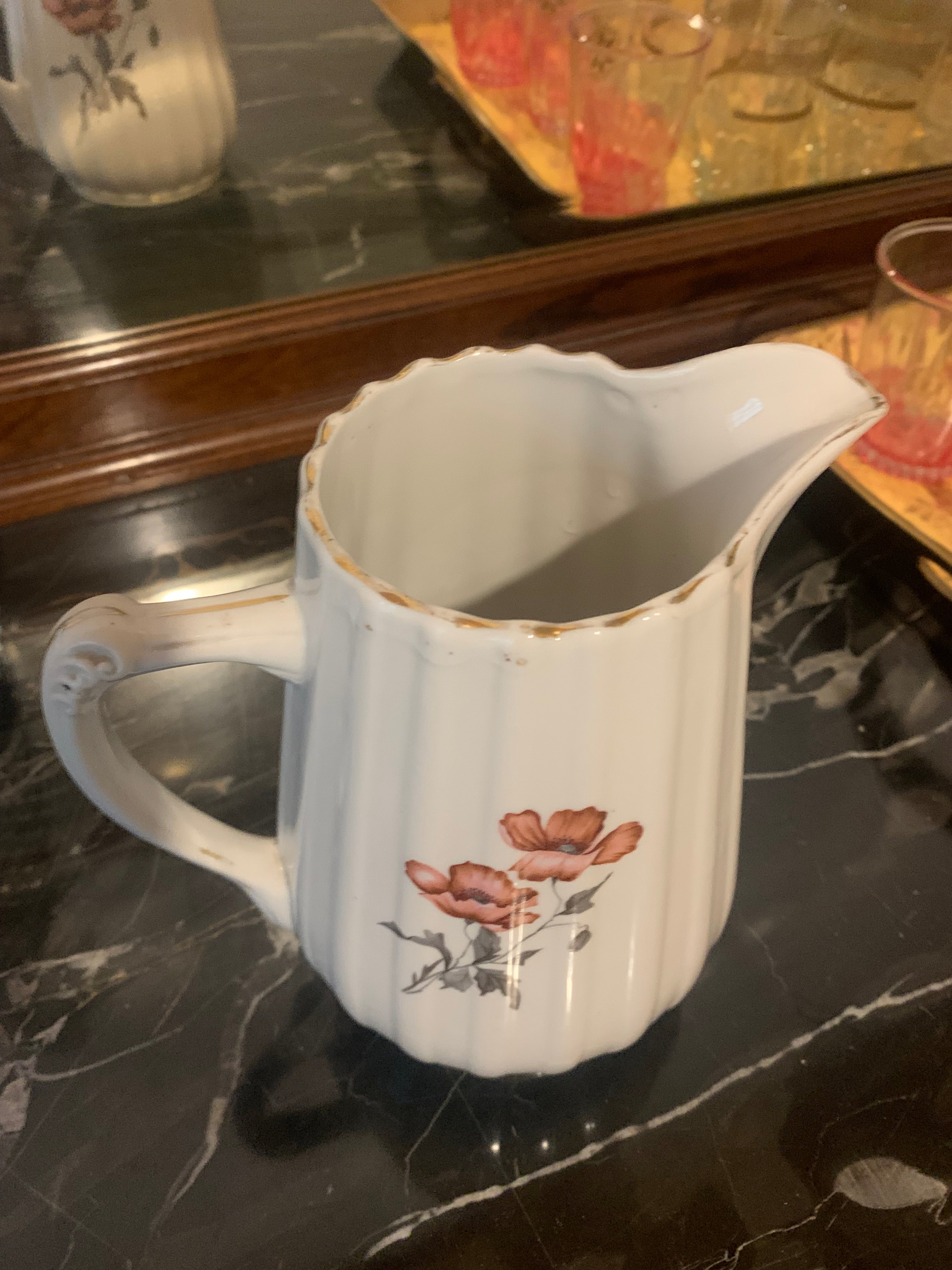 Antiguinha e linda leiteira em porcelana canelada com desenho floral 
