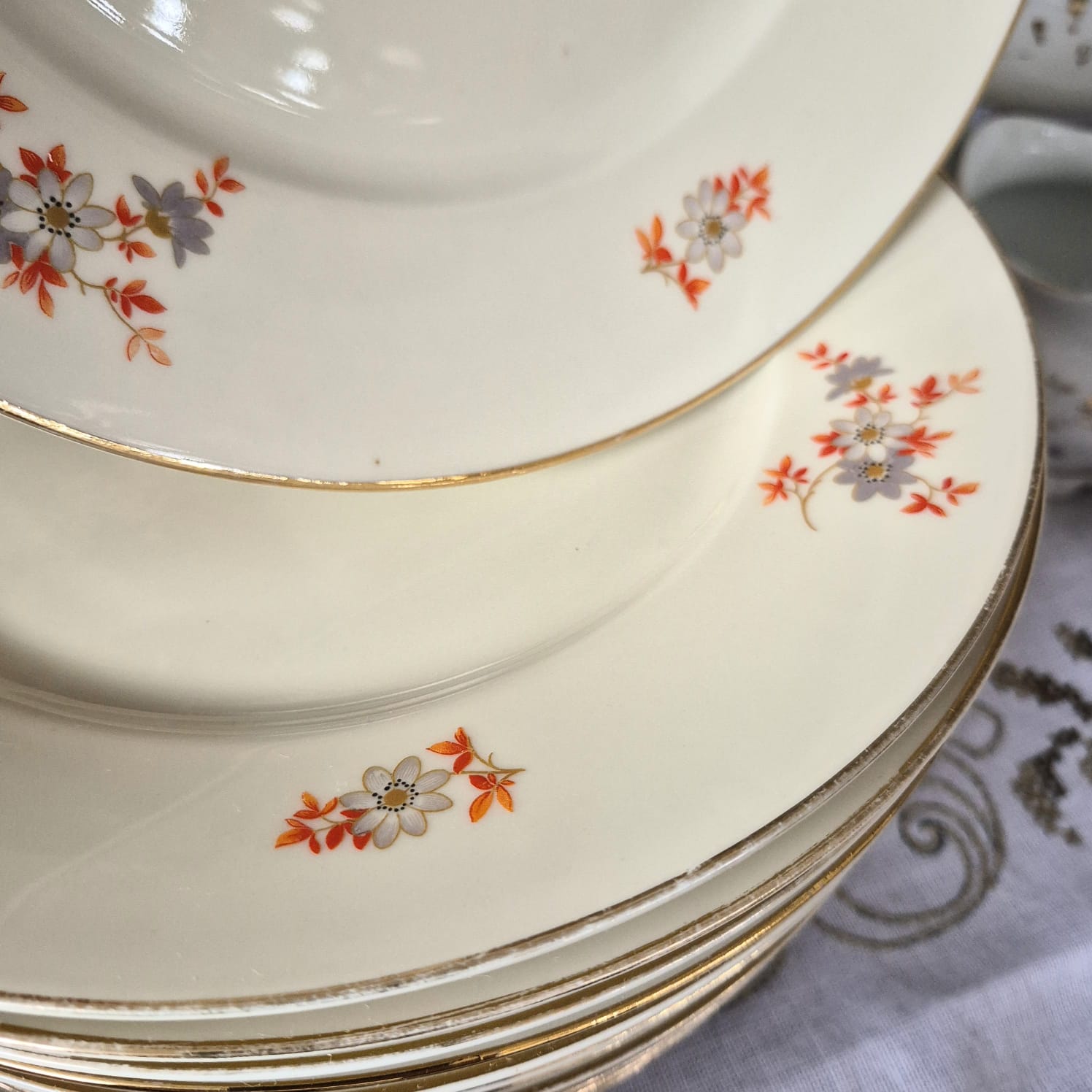 Conjunto de 24 pratos, raso e sobremesa,  em porcelana vintage fina Jean Haviland