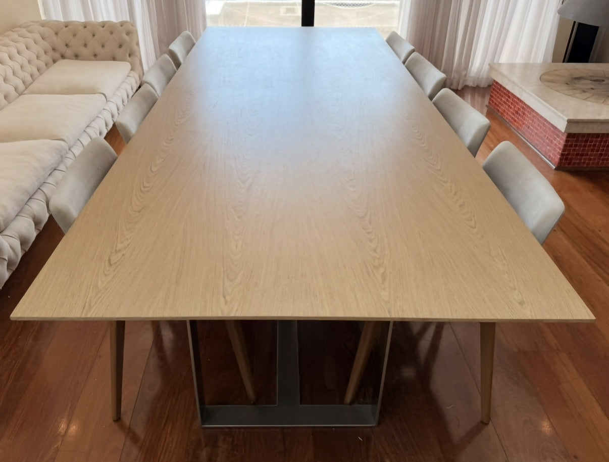 Mesa de jantar Artefacto com 8 cadeiras
