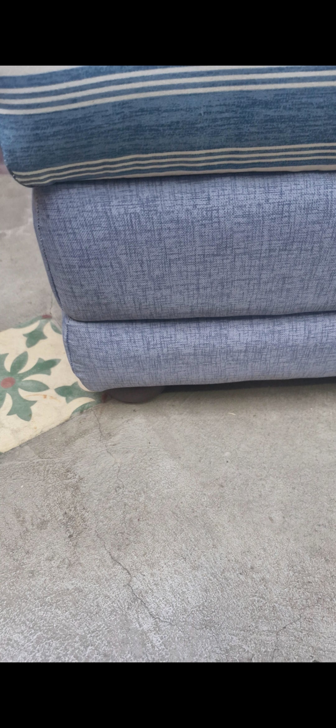 Puff ou Banco de apoio quadrado com tecido listrado azul e branco