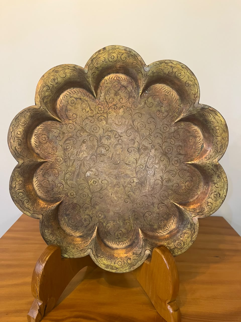 Bandeja Decorativa Oriental em Latão Gravado em formato floral 
