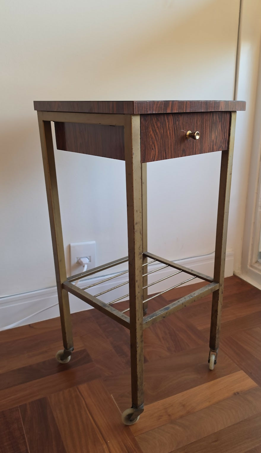 Mesinha Utilitária em Ferro e Fórmica com gaveta