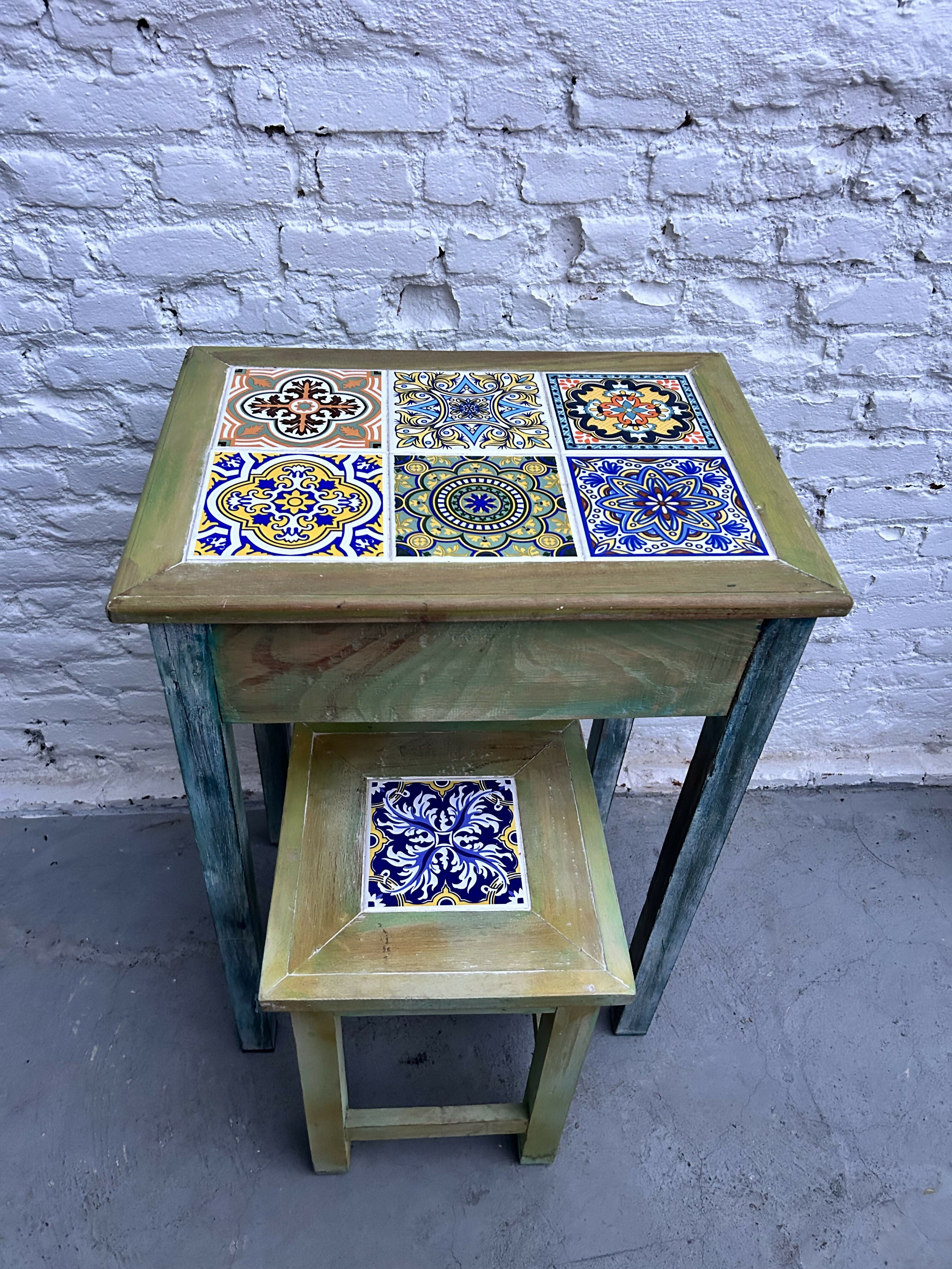 Mesa com Azulejos com banquinho