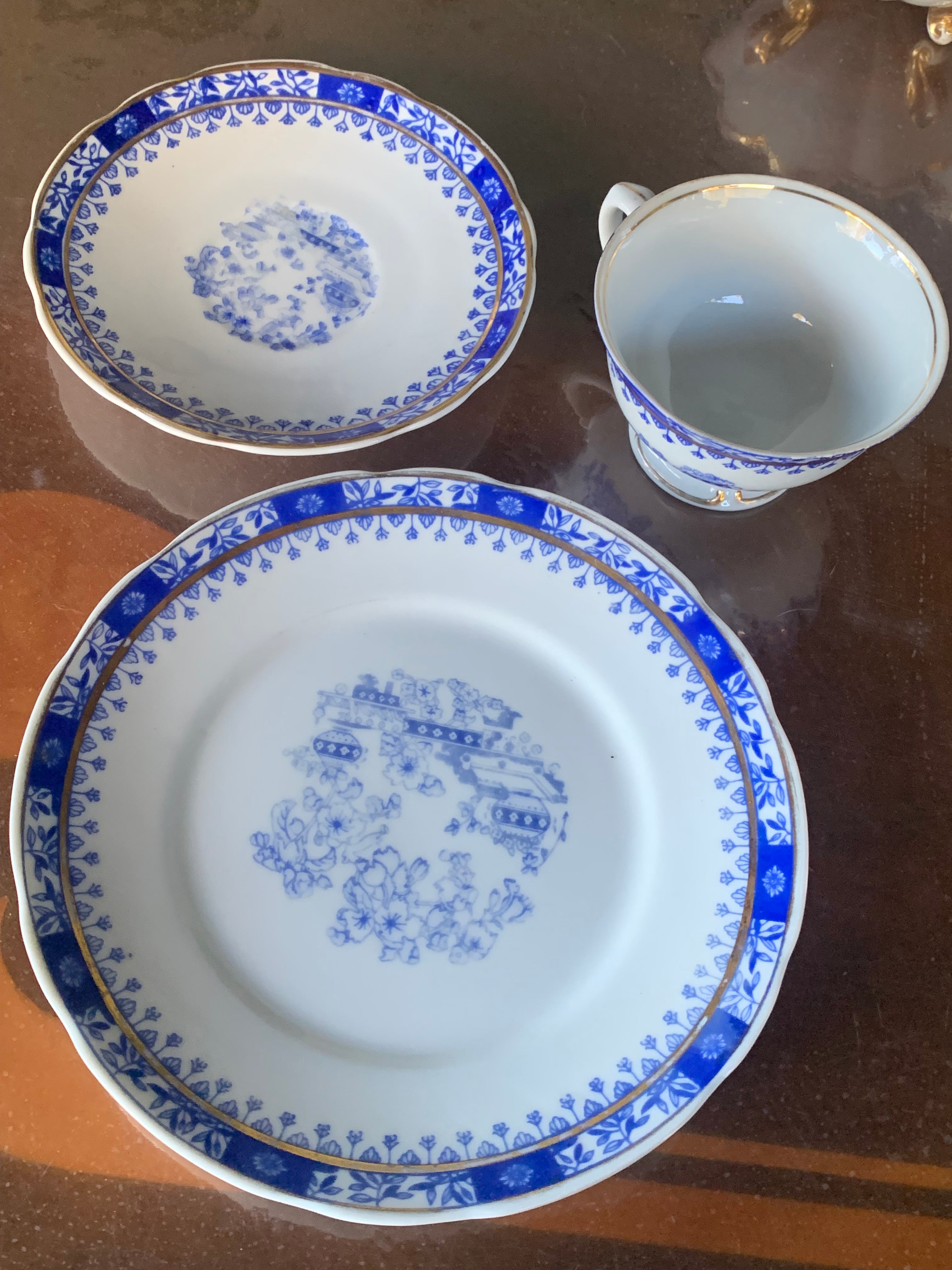 Lindo e antigo trio de chá em porcelana Real em tom azul cobalto com flores e filete dourado 