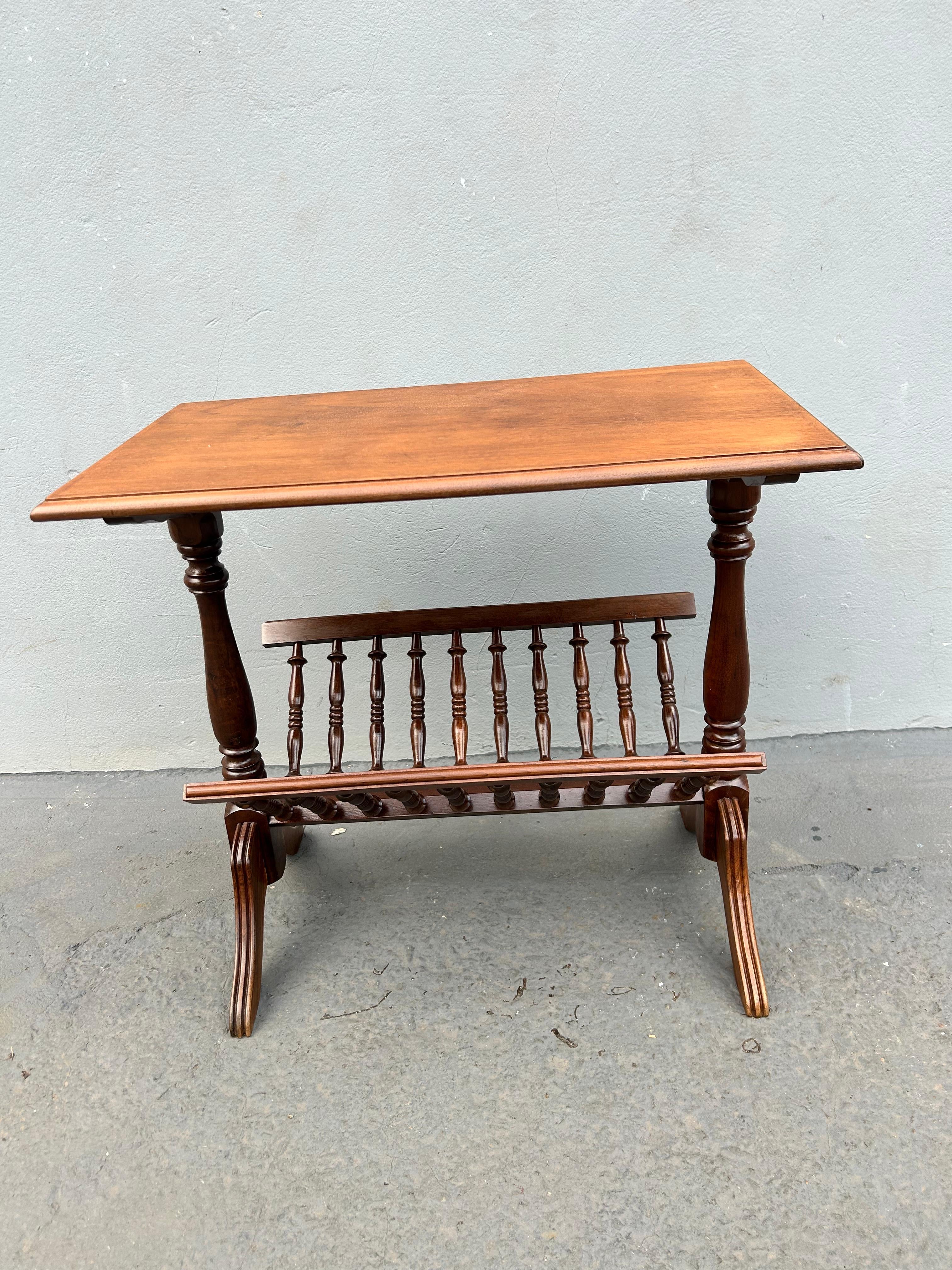 Mesa de Canto Revisteira em Imbuia