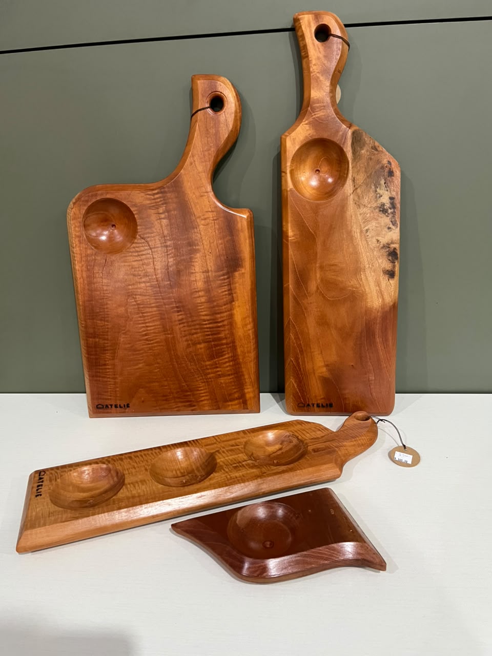 Conjunto de Tábuas e Petisqueiras Artesanais em Cedro-Rosa