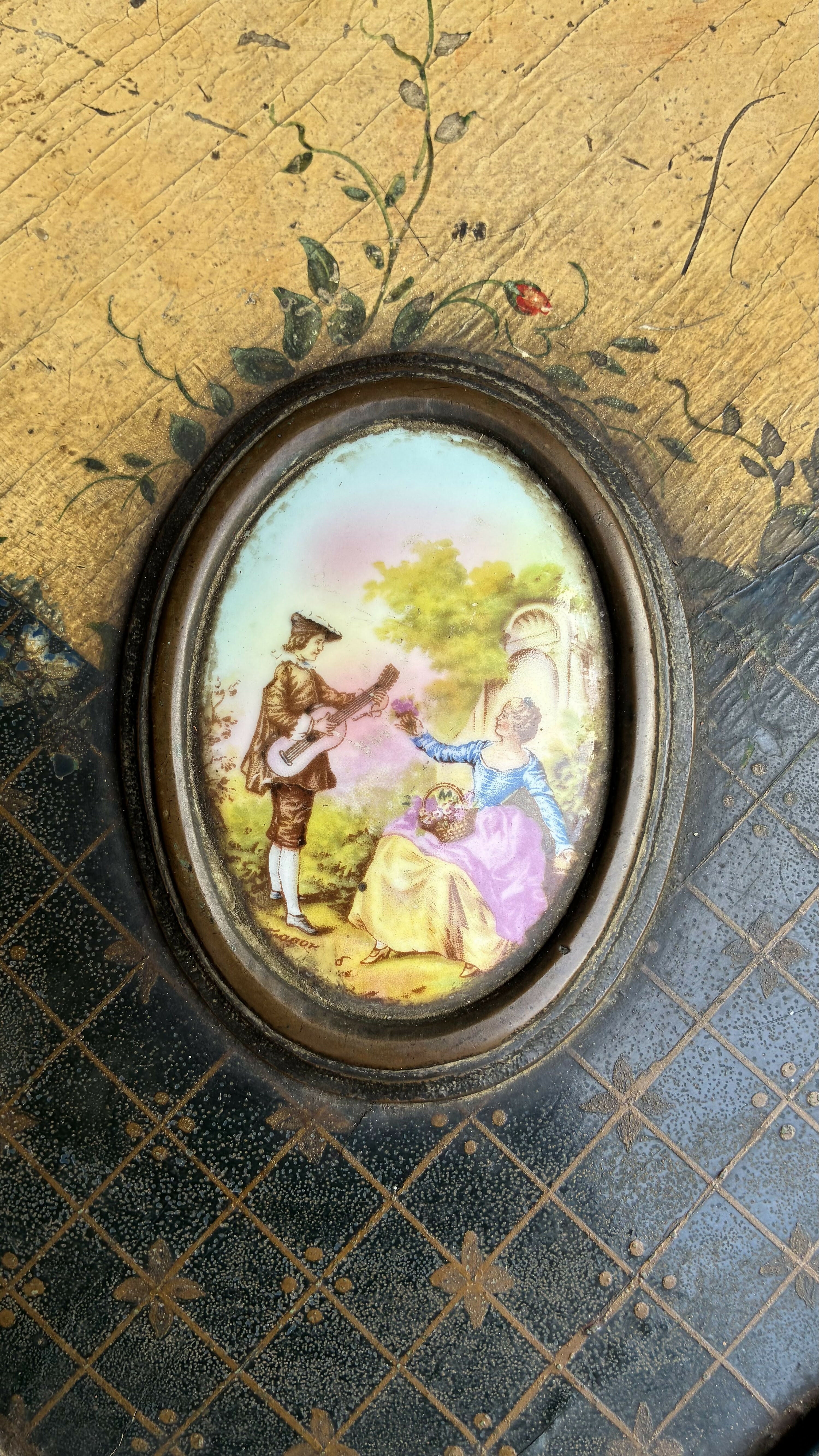 Mesa de Centro Antiga em Madeira com tampo adornado