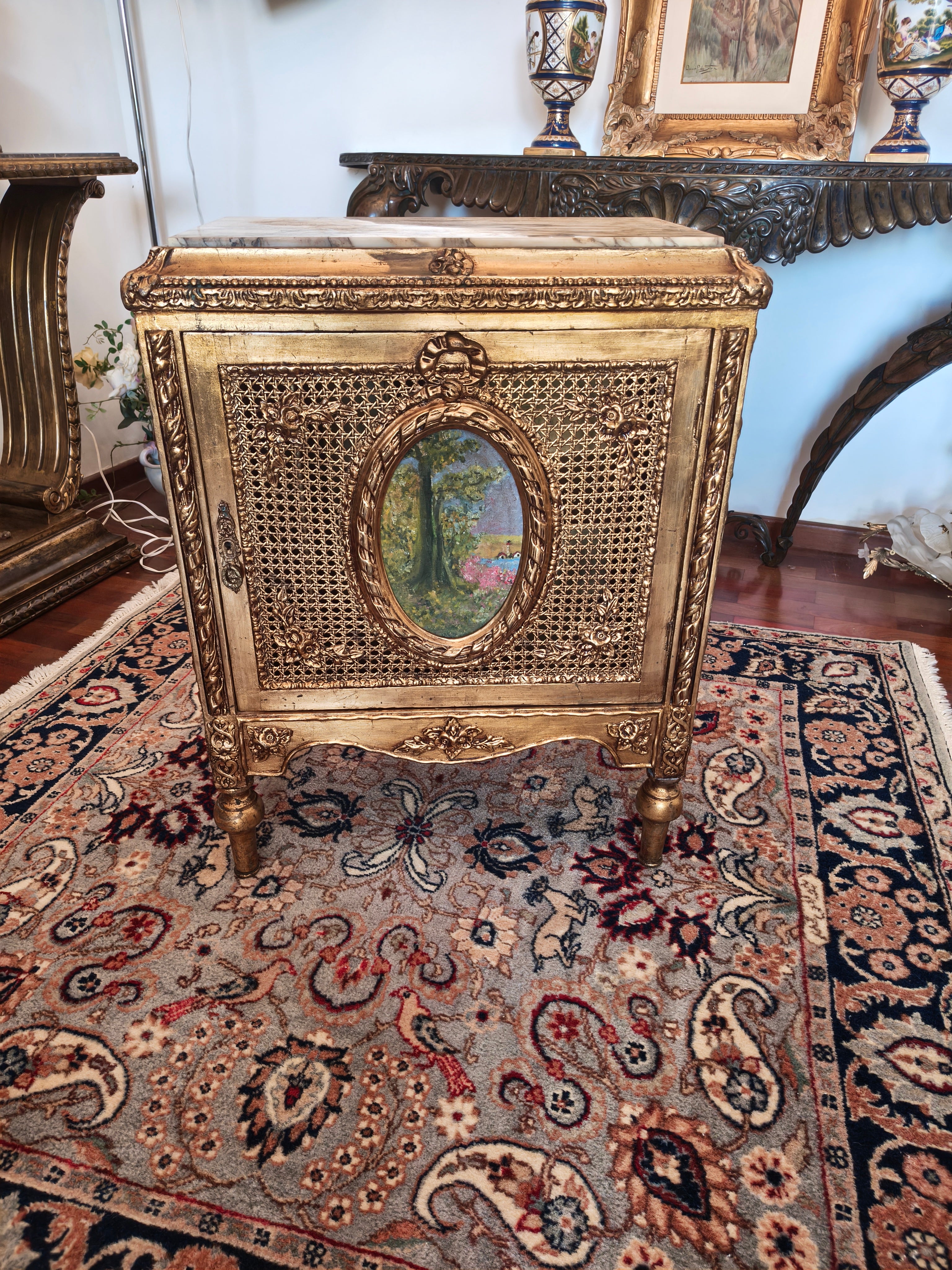 Antigo Gabinete Musiquero em dourado Estilo Luís XVI com tampo em pedra e porta com palhinha e pintura oval 