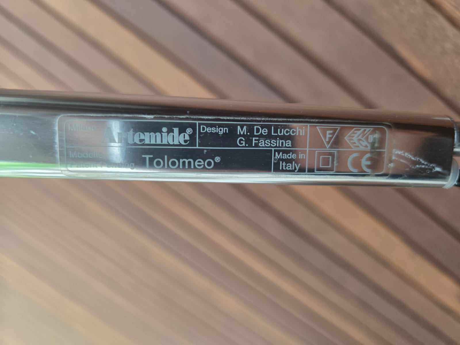 Luminaria de chão Italiana Artemide Tolomeo Mega em metal prateado e cúpula branca 