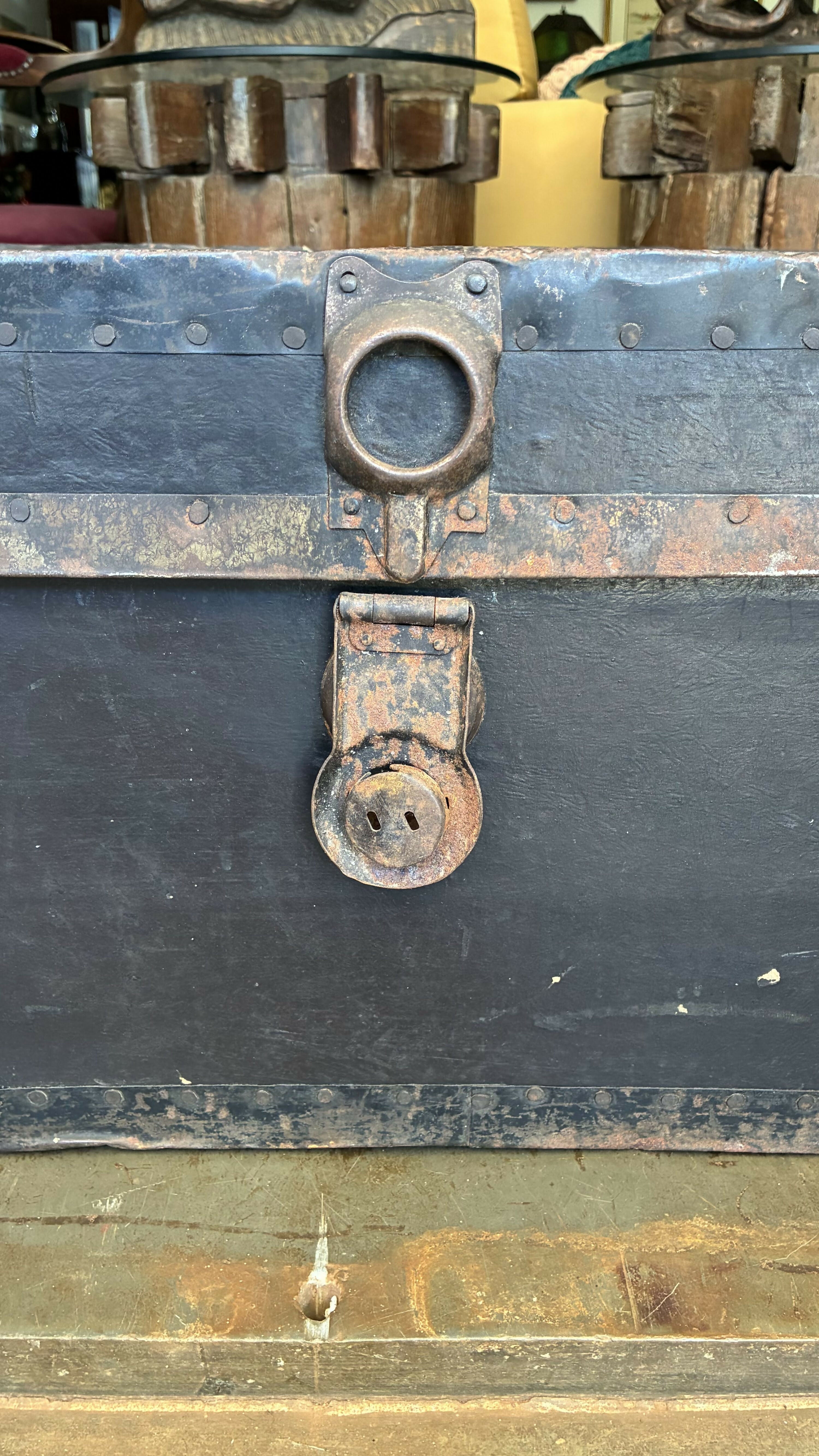 Baú Antigo de Madeira