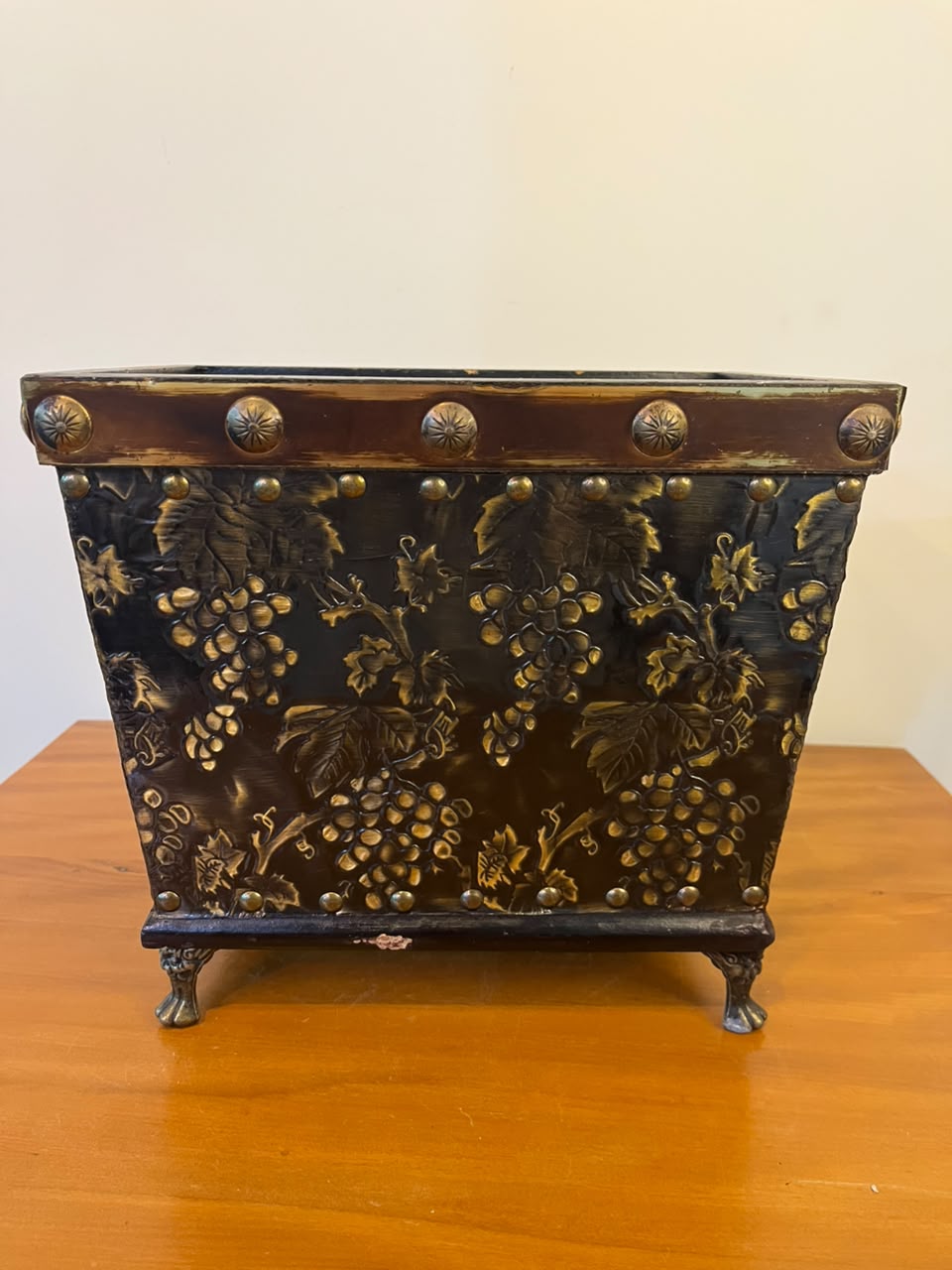 Porta-revistas vintage em madeira e metal repuxado – motivos de uvas