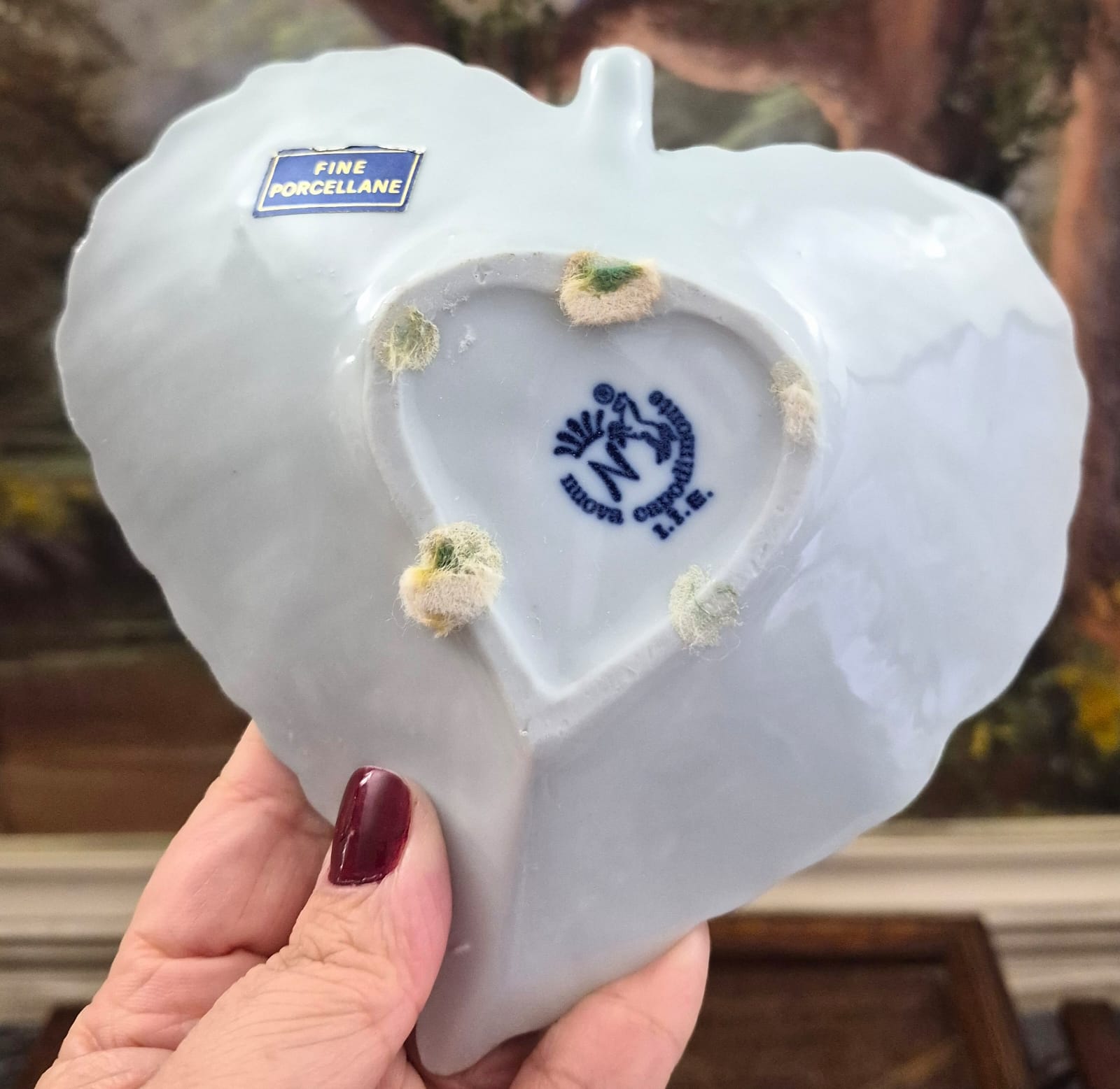 Fofíssimo e muito romântico porta-alianças ou pinga-joias em porcelana italiana Nuova Capodimonte,  em perfeitissimo estado. Em formato de 2 cisnes e flores. Uma graça!