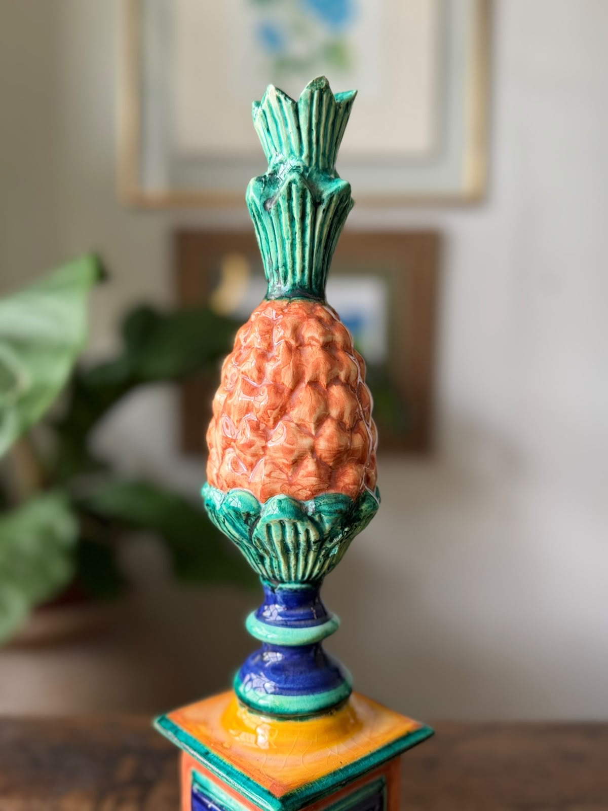 Pinha em cerâmica da tradicional manufatura Luiz Salvador em cores vibrantes 