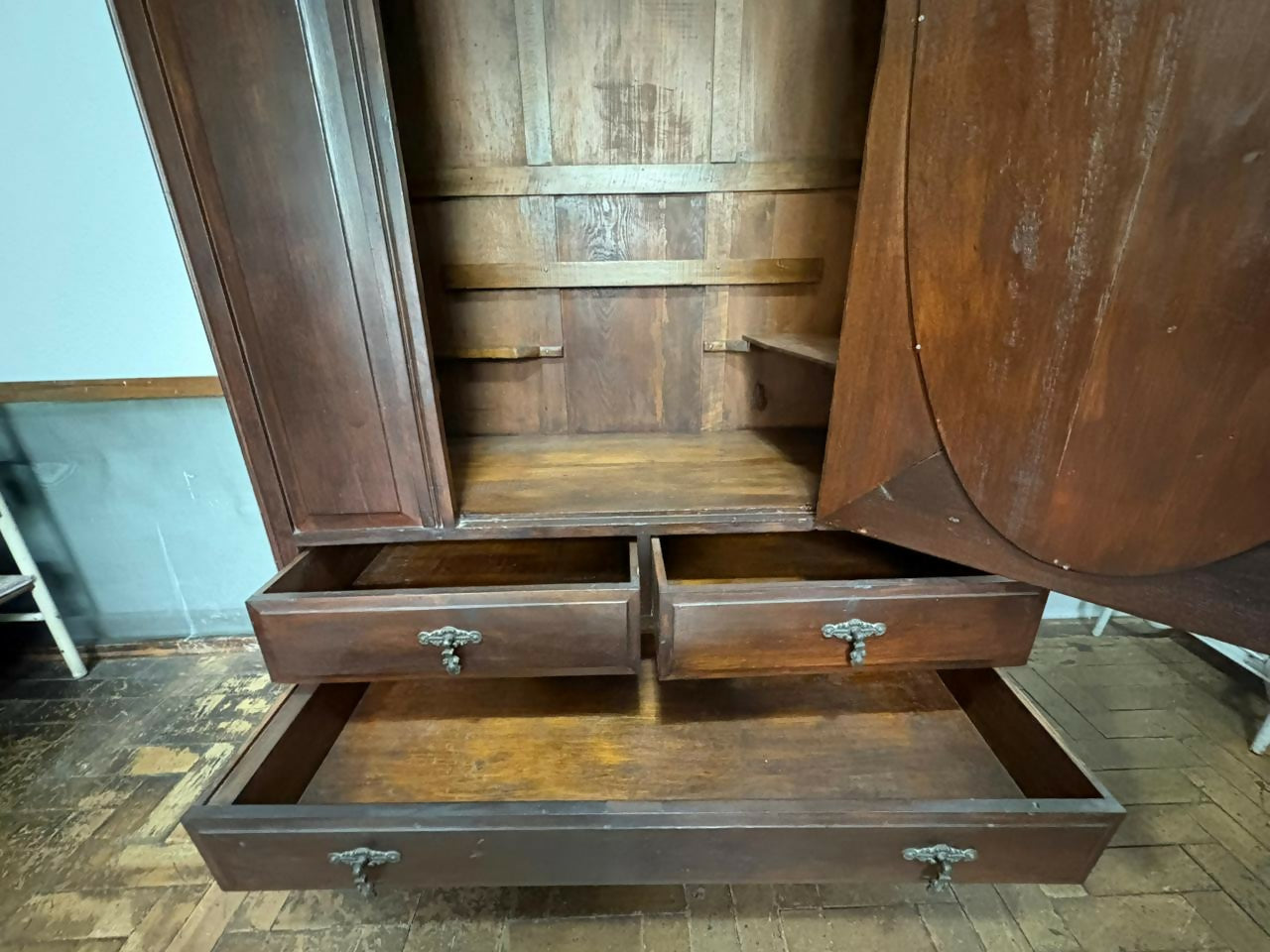 Guarda roupa de madeira entalhada com espelho oval