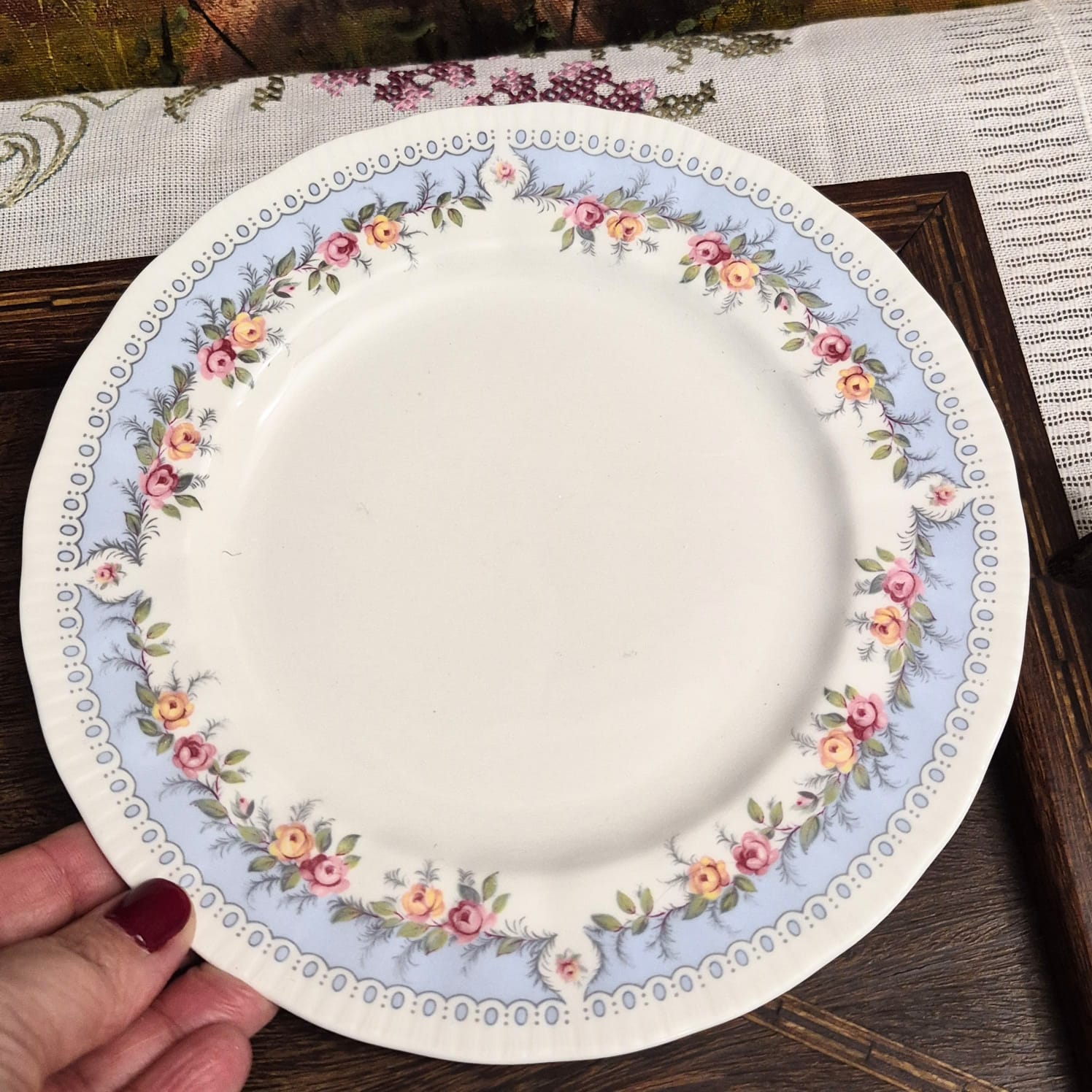 Trio de chá em porcelana inglesa vintage Paragon, modelo Bridesmaid. Incrivelmente lindo e romântico.