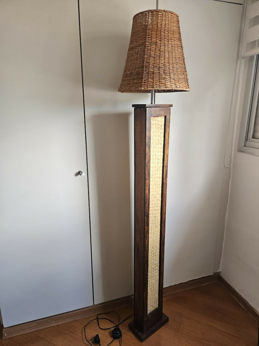 Luminária de piso em madeira e palha natural